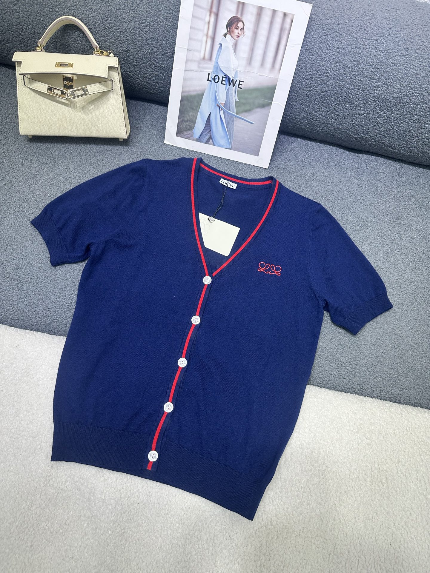 NO:808282,LOEWE*2026 new summer style V-neck cardigan knitted with letter logo embroidery decoration simple and versatile version soft and comfortable fabric two-color SML,,loewe,19860909LOEWE*2026夏季新款V领开衫针织 字母logo刺绣装饰 版型简洁百搭 面料柔软舒适 两色SML,,loewe,,Women's clothing