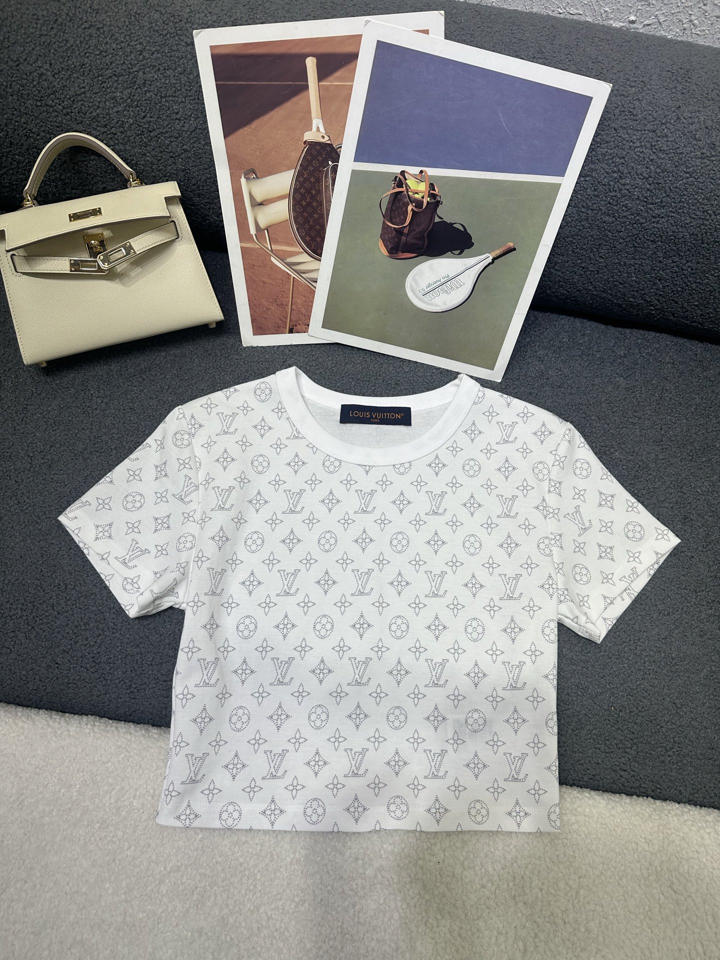 NO:808291,L's short T-shirt has a fashionable and high-end style, full of fashion, imported fabrics, fine and comfortable texture, high quality, two colors, sizes SML, Louis Vuitton, tees, t-shirt,19860909L家短款T恤 版型时髦又高级 时髦感十足 进口面料 质感细腻舒适 高品质 两色 尺码SML,,louis vuitton,tees，t-shirt,,Women's clothing