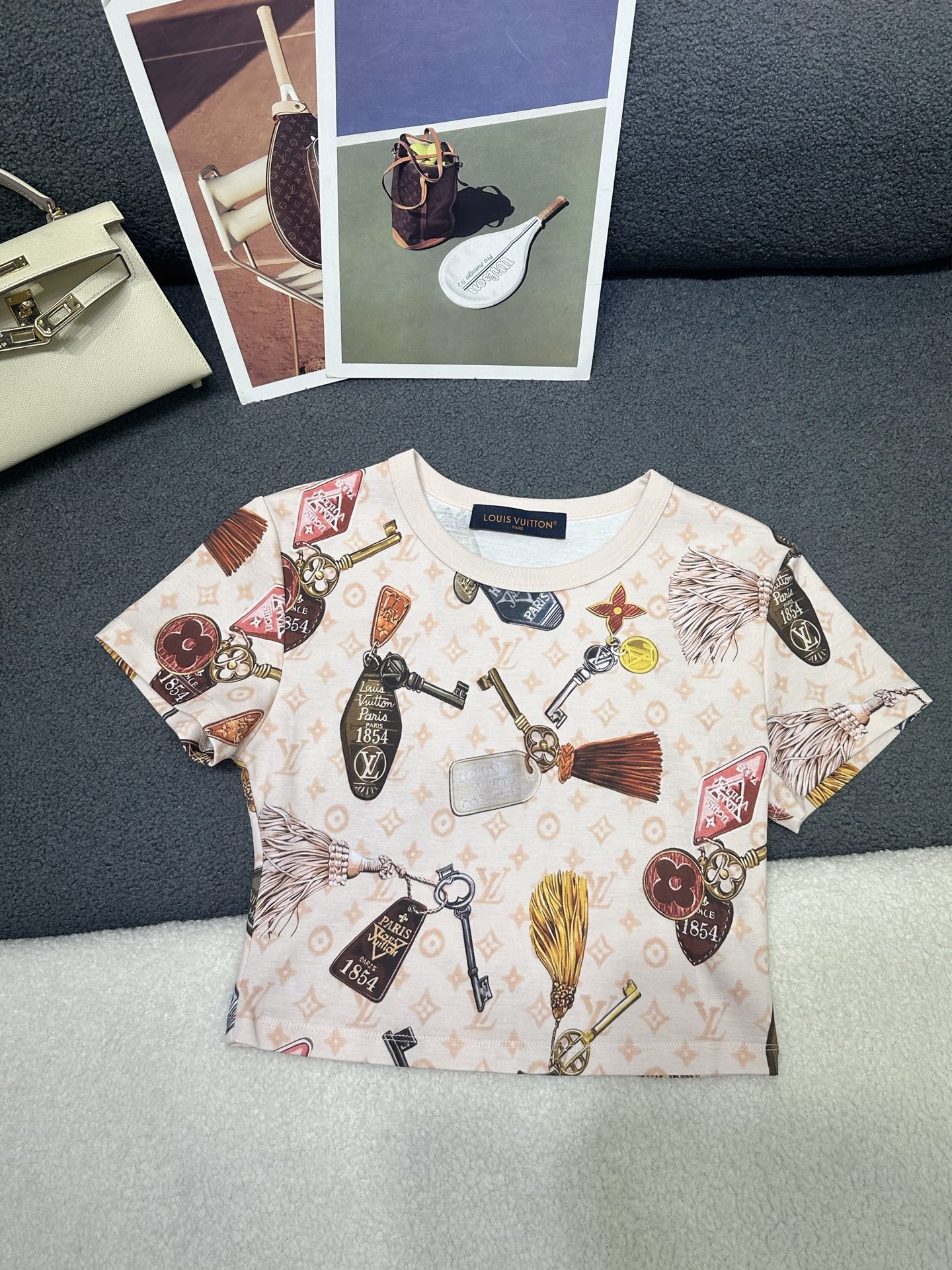 NO:808295,L's short T-shirt has a fashionable and high-end style, full of fashion, imported fabrics, fine and comfortable texture, high quality, single color, size SML P, Louis Vuitton, tees, t-shirt,19860909L家短款T恤 版型时髦又高级 时髦感十足 进口面料 质感细腻舒适 高品质 单色 尺码SML P,,louis vuitton,tees，t-shirt,,Women's clothing
