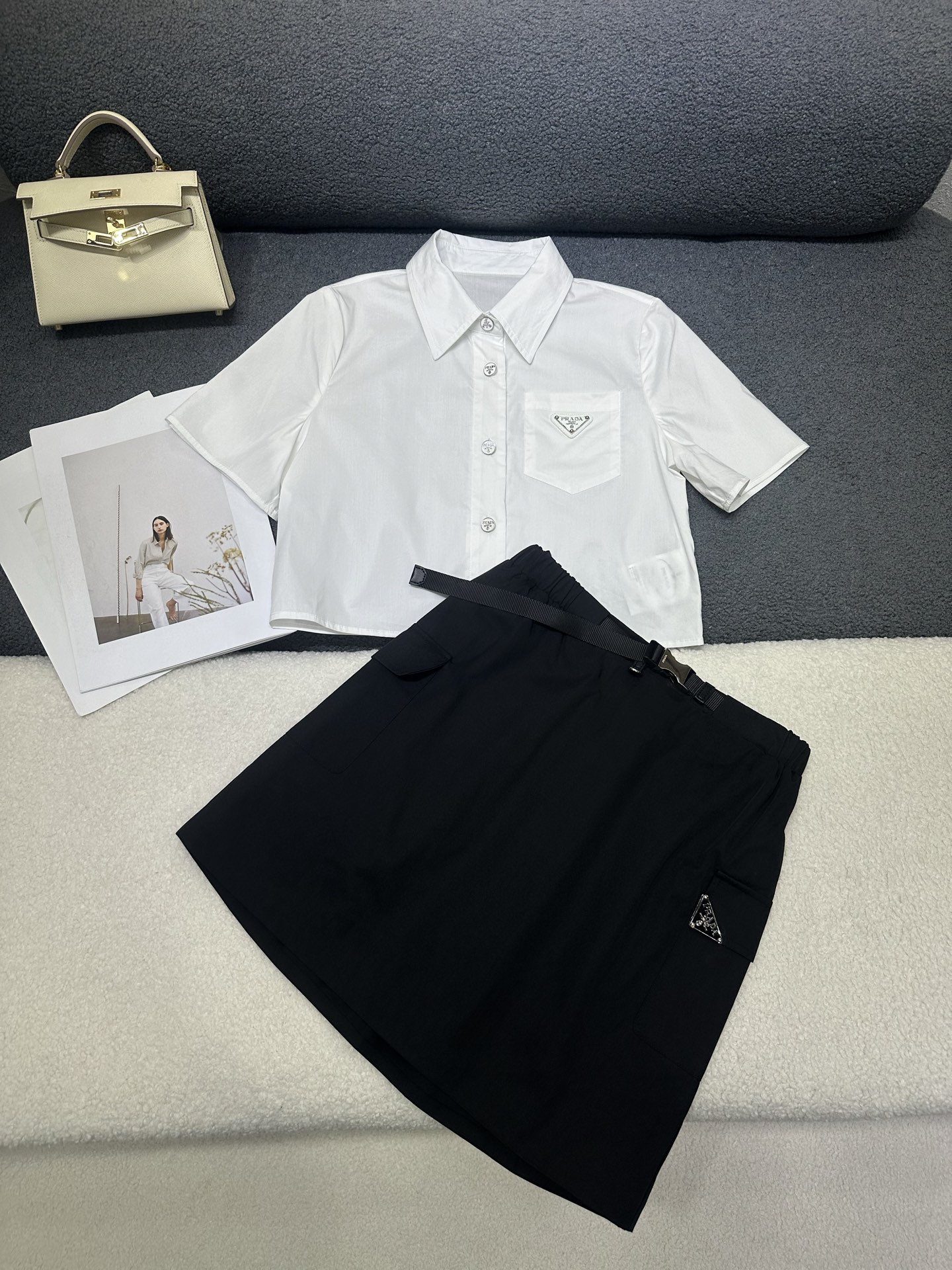 NO:808299,PRADA*2026 new summer suit, lapel shirt, workwear skirt/classic triangle decoration/entire upper body to reduce age and style/high quality/two colors SML P,,prada,skirts,shirts,19860909PRADA*2026夏季新款套装 翻领衬衫工装半裙/经典三角牌装饰 /整套上身减龄洋气 /高品质/两色SML P,,prada,skirts,shirts,,Women's clothing