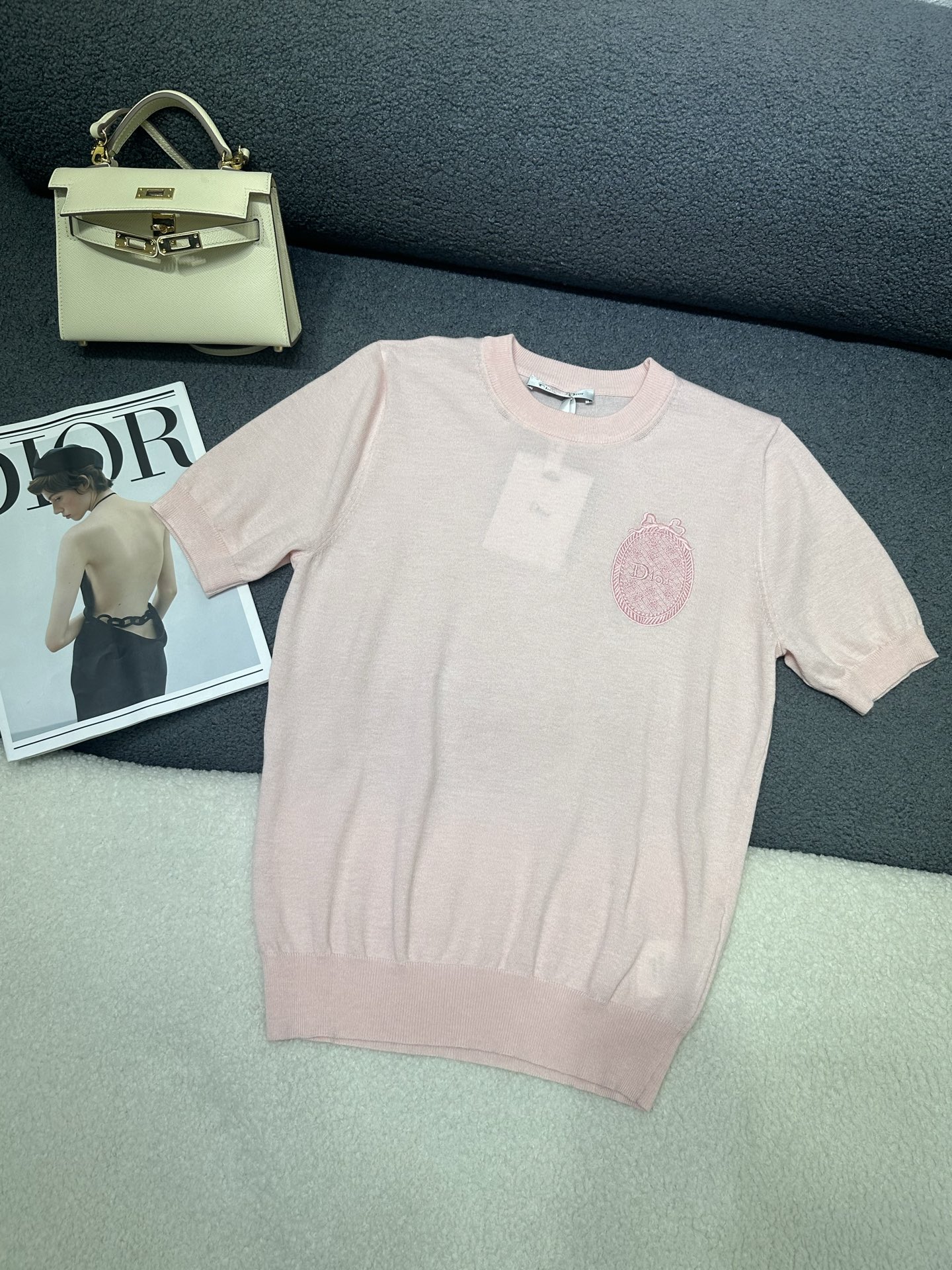 NO:822933,Dior*2026 new summer style round neck knitted short sleeves. Mirror pattern letter embroidery decoration on the chest. Collar/cuffs/hem spliced ​​ribbed fabric. Versatile shape and slimming. Soft and comfortable fabric. Two-color SML P,, dior, T-shirt,19860909Dior*2026夏季新款圆领针织短袖 胸前镜子图案字母刺绣装饰 领口/袖口/下摆拼接罗纹面料 版型百搭显瘦 面料柔软舒适 两色SML P,,dior,T-shirt,,Women's clothing