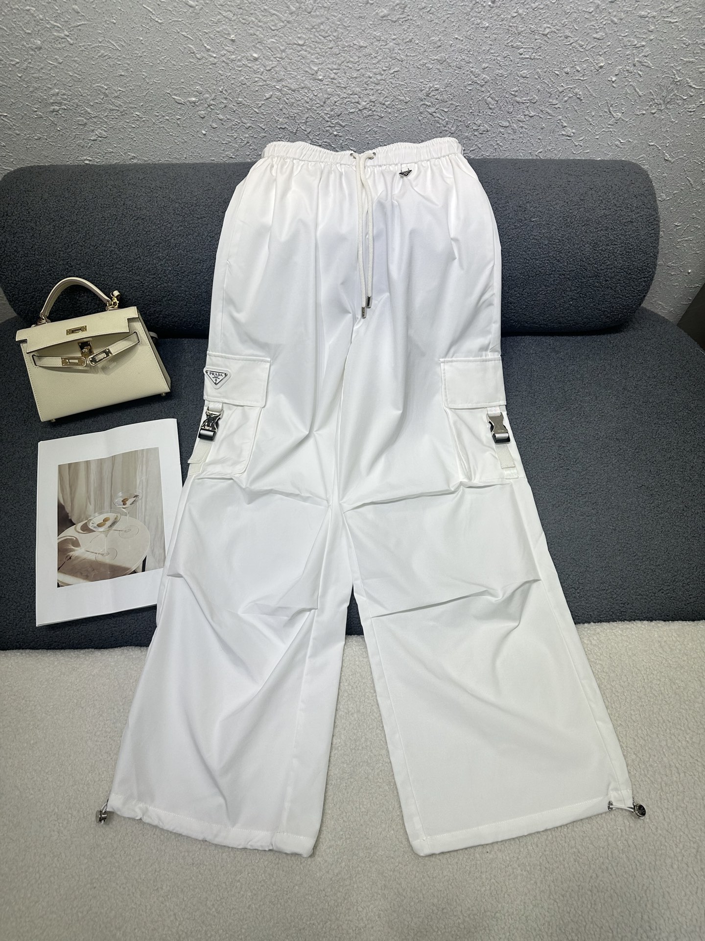NO:825984,PRADA/Prada 2026 new summer overalls, elastic waistband and drawstring, work pocket design on both sides, casual and loose fit, super slimming effect on the upper body, 2 colors SML,, prada, prada,19860909PRADA/普拉达2026夏季新款工装裤,松紧腰带抽绳,两侧工装口袋设计休闲宽松版型上身效果超显瘦、2色SML,,prada,prada,,Women's clothing