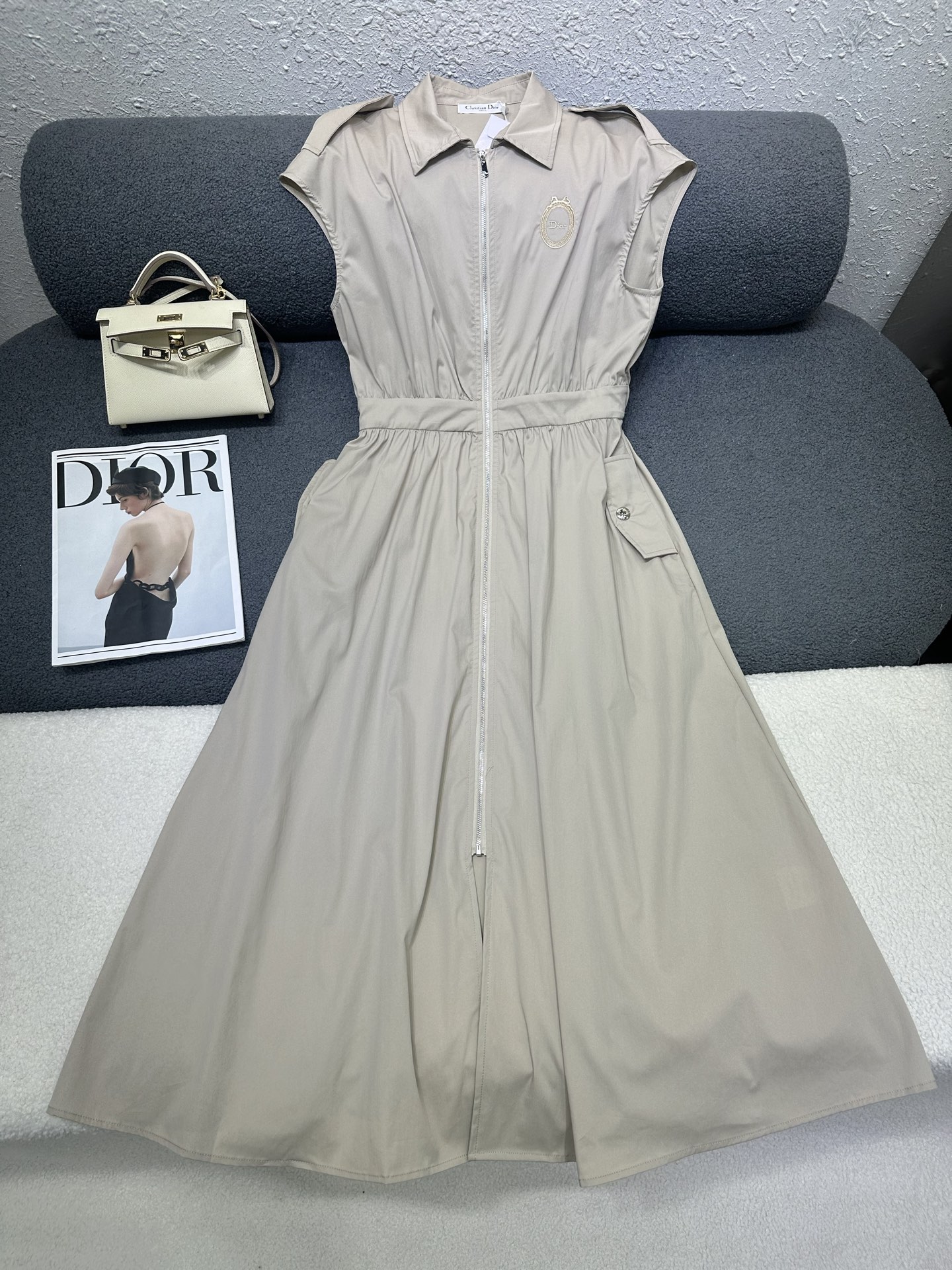 NO:825972,Dior/2026 new summer dress, embroidered LOGO pattern decoration on the chest, zipper opening and closing, elastic design at the waist, the top effect is more slim and high-end, two-color SML,, dior, skirts,19860909Dior/2026夏季新款连衣裙、胸前刺绣LOGO图案装饰,拉链开合,腰后松紧设计上衣效果更显廋高级感十足、两色SML,,dior,skirts,,Women's clothing