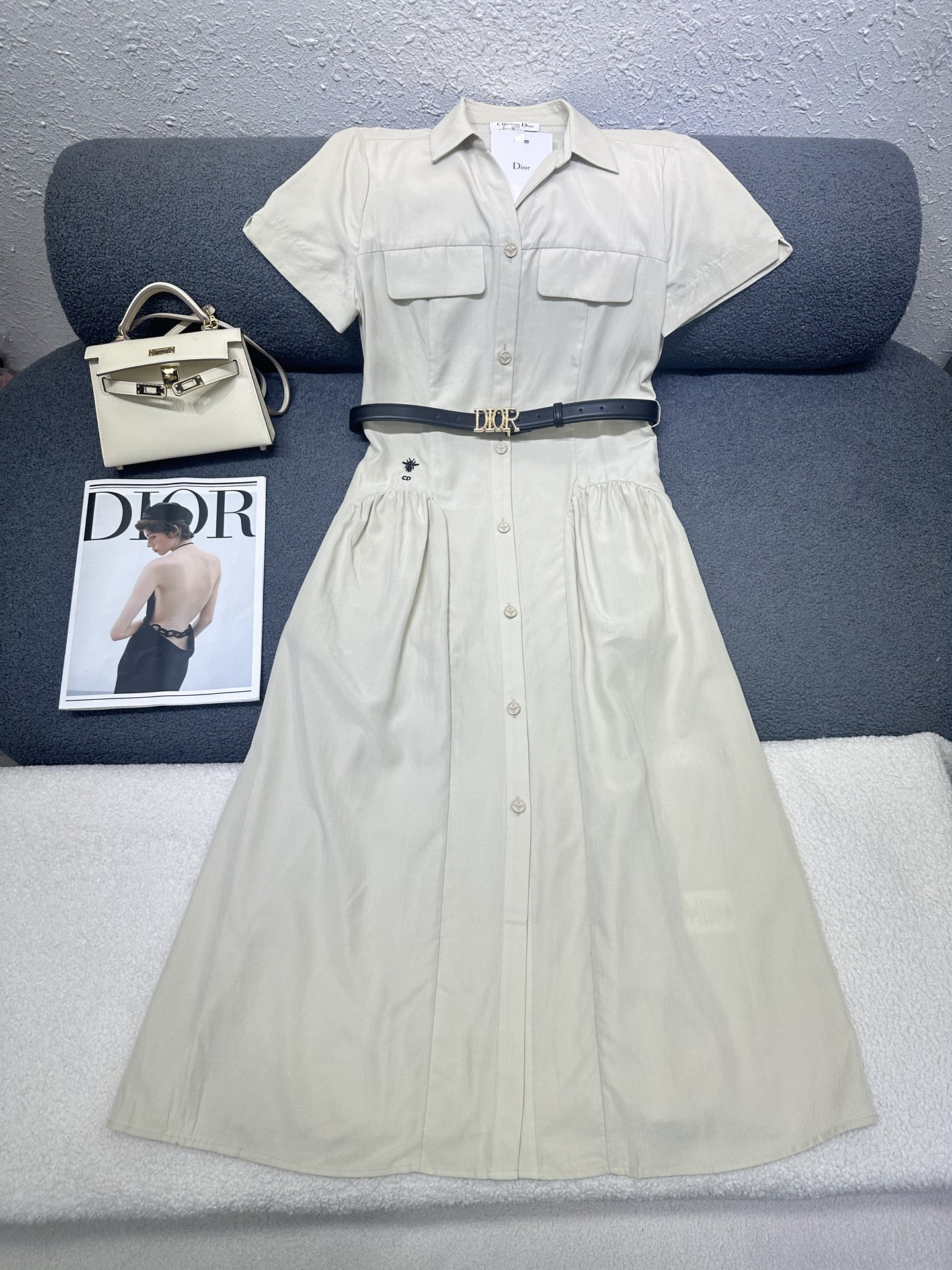 NO:825958,Dior/2026 new summer dress, lapel V-neck design, embroidered bee decoration on the side, high-end and elegant belt, draped and breathable fabric, 2 colors SML,, dior, skirts,19860909Dior/2026夏季新款连衣裙、翻领V领设计,侧边刺绣小蜜蜂装饰,搭配皮带高端大气,面料垂感透气,2色SML,,dior,skirts,,Women's clothing