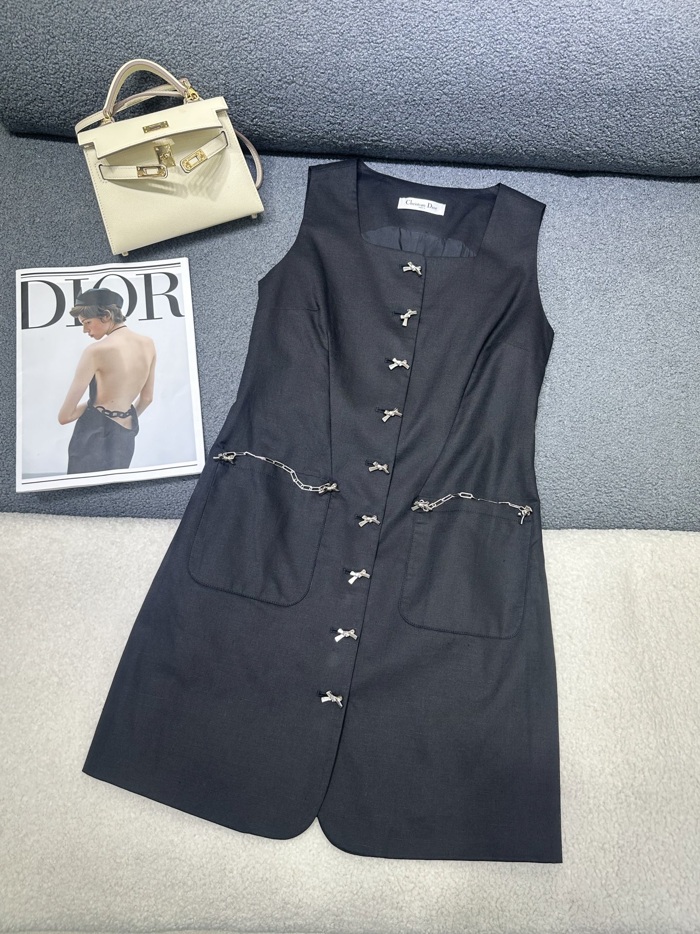 NO:825997,Dior*2026 new summer sleeveless dress. Customized bow metal buttons. Chain decoration on the pocket to add a sense of sophistication. Classic bee embroidery decoration on the back. Adjustable buckle design on the back. Linen material is breathable and textured. Monochrome SML, dior, skirts,19860909Dior*2026夏季新款无袖连衣裙 定制蝴蝶结金属纽扣搭配 口袋处搭配链条装饰增加精致感 后背经典小蜜蜂刺绣点缀装饰 后背处做调节扣设计 麻料透气有质感 单色SML,,dior,skirts,,Women's clothing