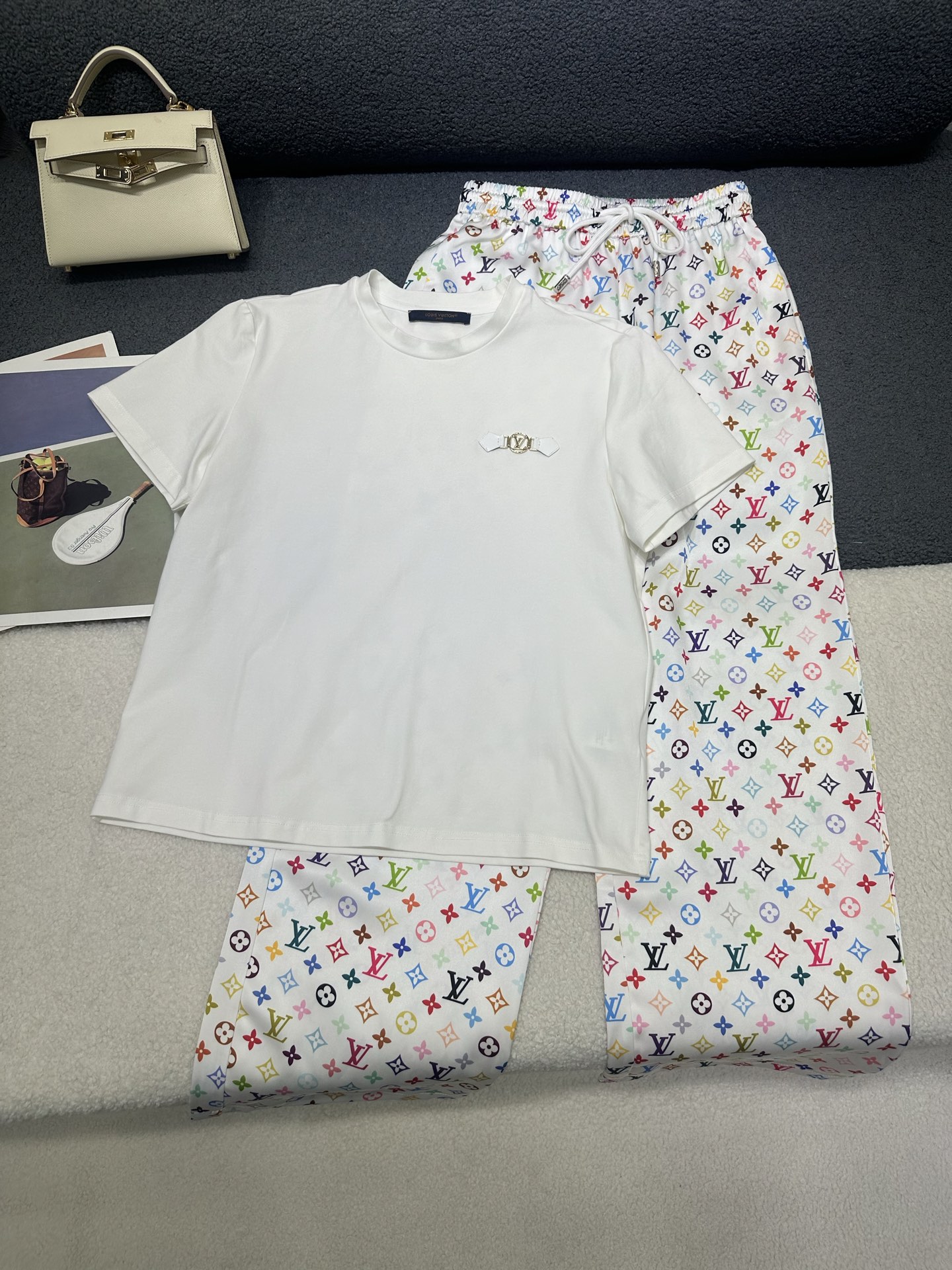 NO:830037,LouisVuitton*2026 new T-shirt trousers suit, custom-made leather metal letter decoration on the top, elastic belt rope on the pants, casual and fashionable, comfortable upper body, two colors and three codes SML,, louis vuitton,19860909LouisVuitton*2026新款T桖长裤套装 上衣定制皮制金属字母装饰 裤子松紧腰带绳 休闲时尚 上身舒适 两色三码SML,,louis vuitton,,Women's clothing