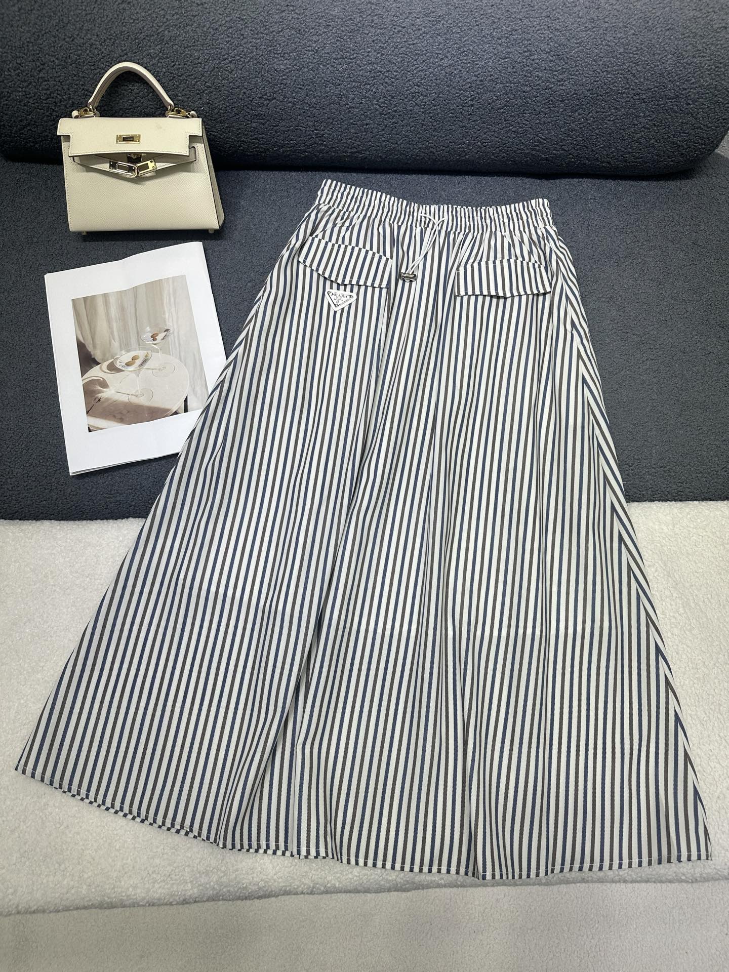 NO:830056,PRADA*Prada 2026 new summer skirt Striped splicing High waist elastic design Classic triangle logo Fabric is light and comfortable Single color three codes SML,, prada, prada, skirts,19860909PRADA*普拉达2026夏季新款半身裙 条纹拼接 高腰松紧设计 经典三角标 面料轻薄舒适 单色三码SML,,prada,prada,skirts,,Women's clothing