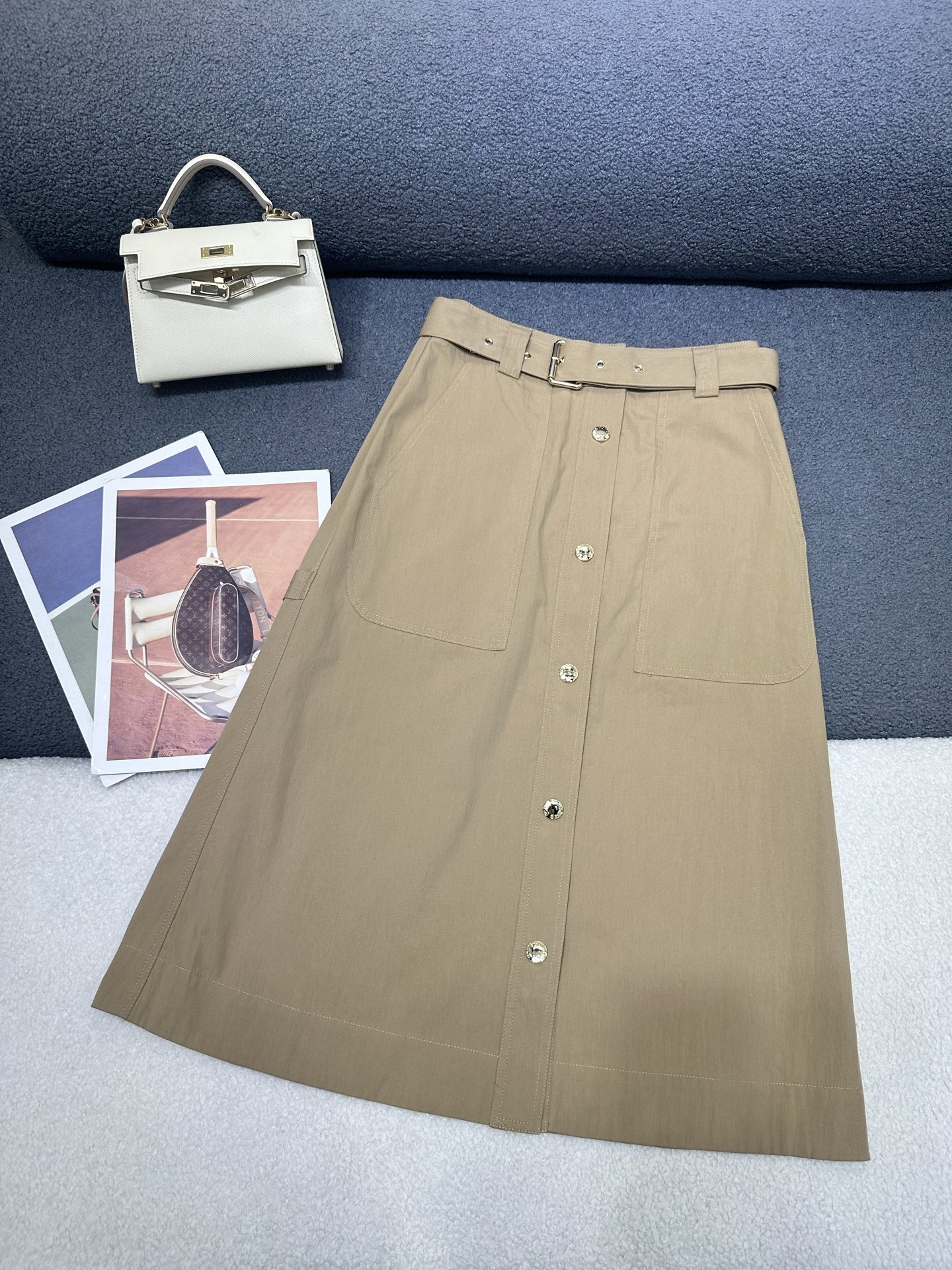 NO:830080,Louis Vuitton*2026 new summer skirt, with original fabric belt, customized logo buckle/button matching, cotton workwear fabric is soft and breathable, versatile and slimming, single color SML,, louis vuitton, skirts,19860909Louis Vuitton*2026夏季新款半裙 搭配本布腰带 定制logo扣头/纽扣搭配 棉质工装面料柔软透气 版型百搭显瘦 单色SML,,louis vuitton,skirts,,Women's clothing