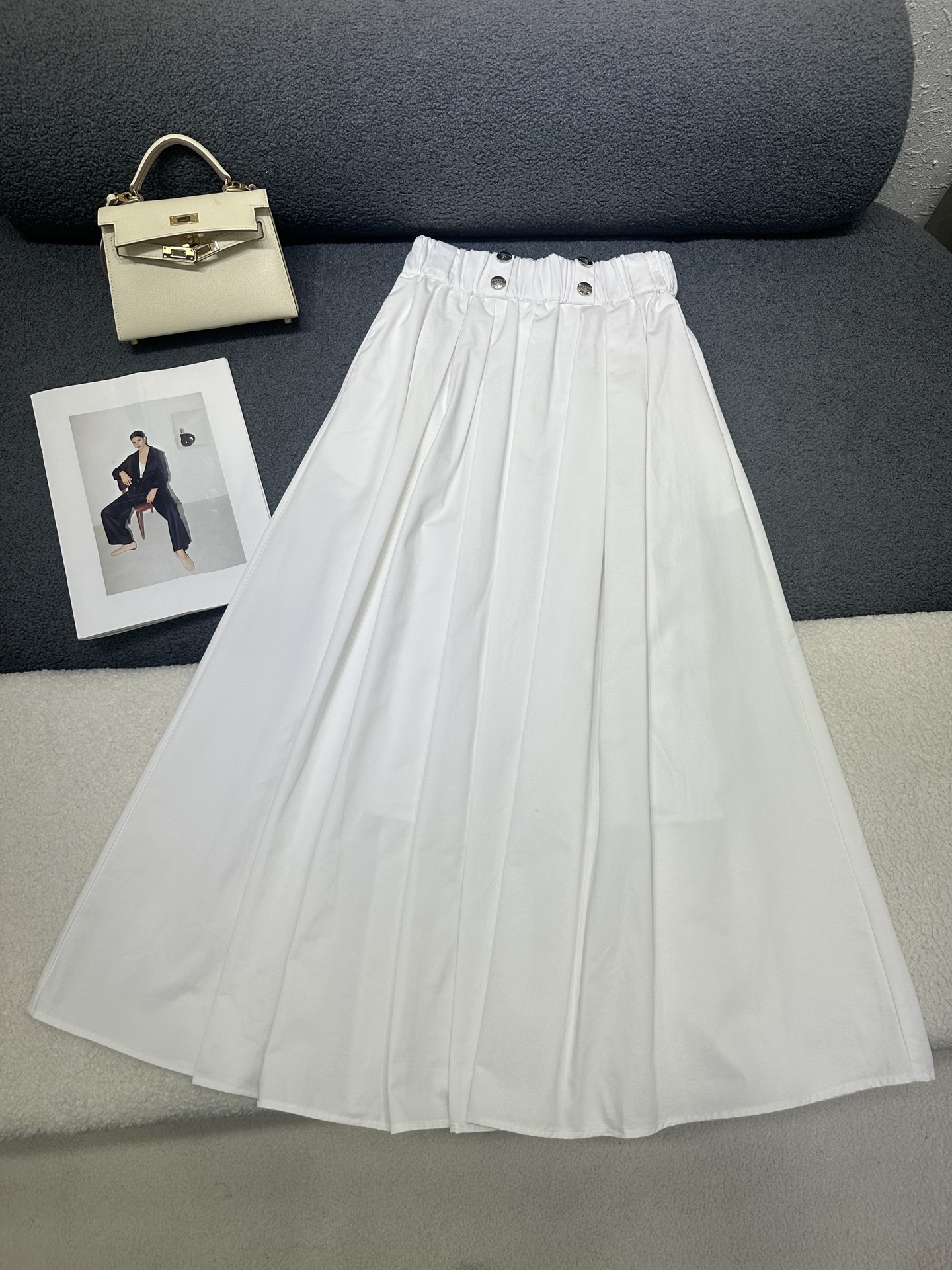NO:830092,Prada*2026 new summer long skirt, fully elastic waist, customized logo buttons at the waist, nylon fabric with excellent texture, large skirt, cover the crotch and slimming, two-color SML, prada, skirts,19860909Prada*2026夏季新款长款半裙 做全松紧腰头 腰头处定制logo纽扣搭配 尼龙面料质感极佳 大裙摆版型遮胯显瘦 两色SML,,prada,skirts,,Women's clothing