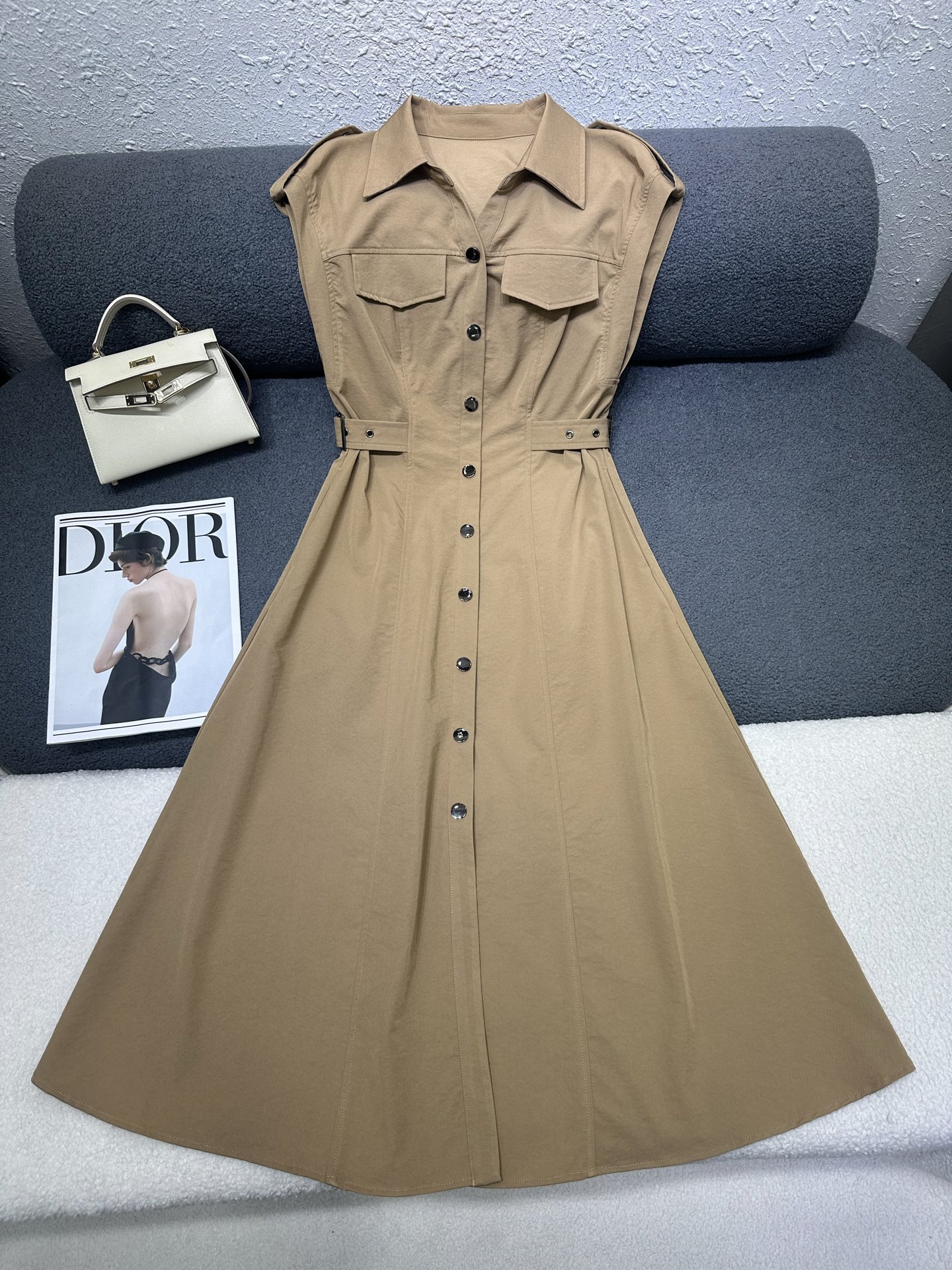 NO:830108,Dior 2026 new summer style lapel sleeveless dress. Two fake pockets on the chest. Shoulder buckle design to add layering. Adjustable belt design at the waist to slim down. Single-breasted design is simple and versatile. The fabric is soft and breathable. Two-color SMLXL, dior, skirts,19860909Dior 2026夏季新款翻领无袖连衣裙 胸前两处假口袋装饰 做肩扣设计增加层次感 腰部处做调节带设计收腰显瘦 做单排扣设计简洁百搭 面料柔软透气 两色SMLXL,,dior,skirts,,Women's clothing