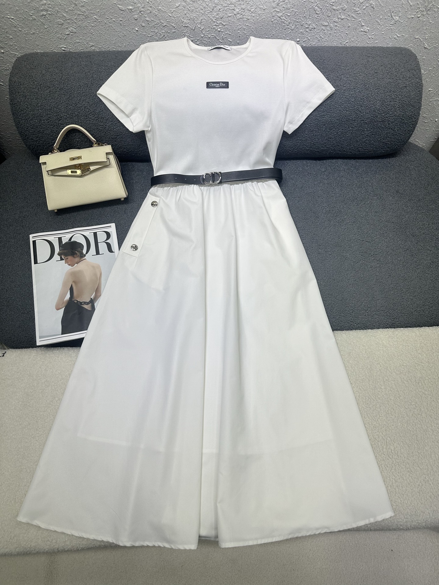 NO:830168,Dior*2026 new summer style round neck short-sleeved dress. Decorated with letter logo leather label on the chest. Customized belt. Customized logo buttons on the pockets. Top and bottom fabric splicing design with excellent texture. Ribbed/thin nylon fabric is light and comfortable. The version is slim and versatile. Two-color SML, dior, skirts, T-shirt,19860909Dior*2026夏季新款圆领短袖连衣裙 胸前字母logo皮标装饰 搭配定制腰带 口袋处定制logo纽扣搭配 上下不同面料拼接设计质感极佳 罗纹/薄尼龙面料轻薄舒适 版型显瘦百搭 两色SML,,dior,skirts,T-shirt,,Women's clothing