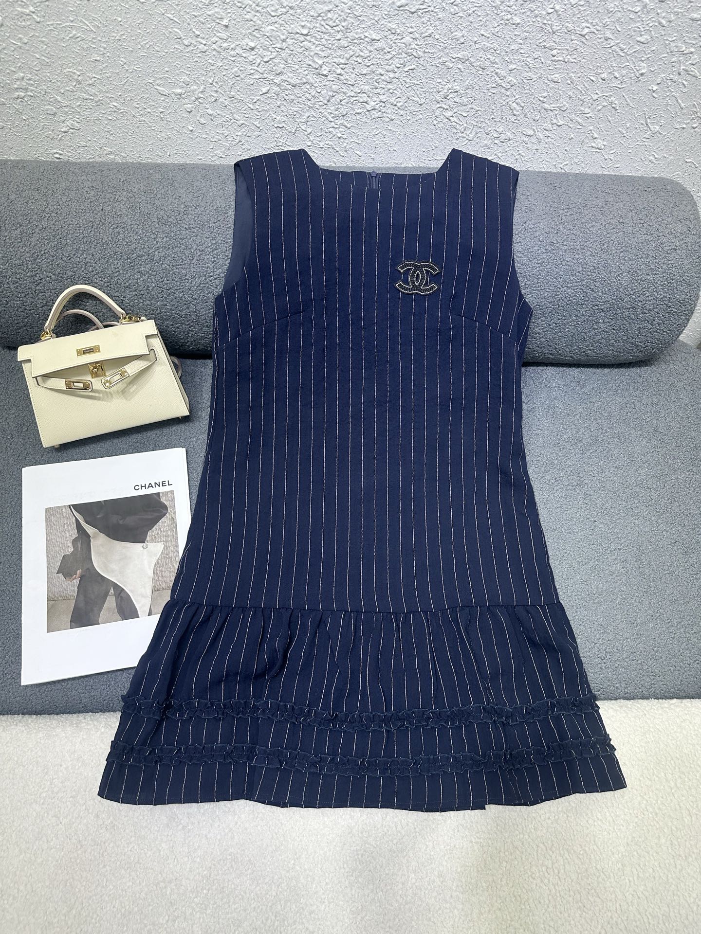 NO:831926,Chanel*2026 new summer style sleeveless dress with double C patch embroidery decoration on the chest/all-over striped fabric is visually eye-catching. The fabric is light and comfortable. The version is casual and generous/two-color SML,,chanel,skirts,19860909Chanel*2026夏季新款无袖连衣裙胸前双C贴布绣装饰/通体条纹面料视觉感吸睛十足 面料轻薄舒适 版型休闲大方/两色SML,,chanel,skirts,,Women's clothing