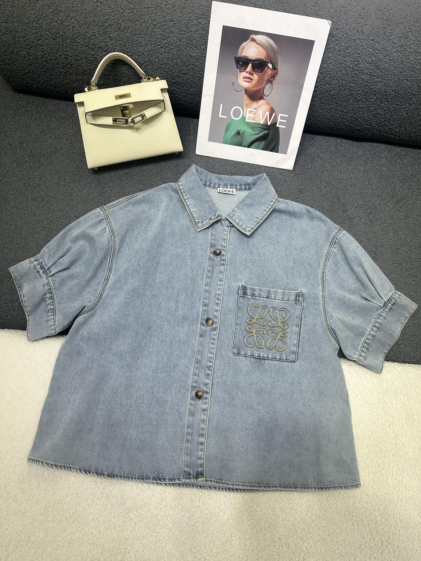 NO:834972,Loewe*2026 new summer style lapel short-sleeved jacket. Pattern embroidery decoration on the chest pocket. Customized amber button matching. Washed denim texture is soft and comfortable. Loose and casual style. Monochrome SML,,loewe,jackets & coats,T-shirt,19860909Loewe*2026夏季新款翻领短袖外套 胸前口袋处图案刺绣装饰 定制琥珀色纽扣搭配 洗水牛仔质地柔软舒适 版型宽松休闲 单色SML,,loewe,jackets & coats,T-shirt,,Women's clothing