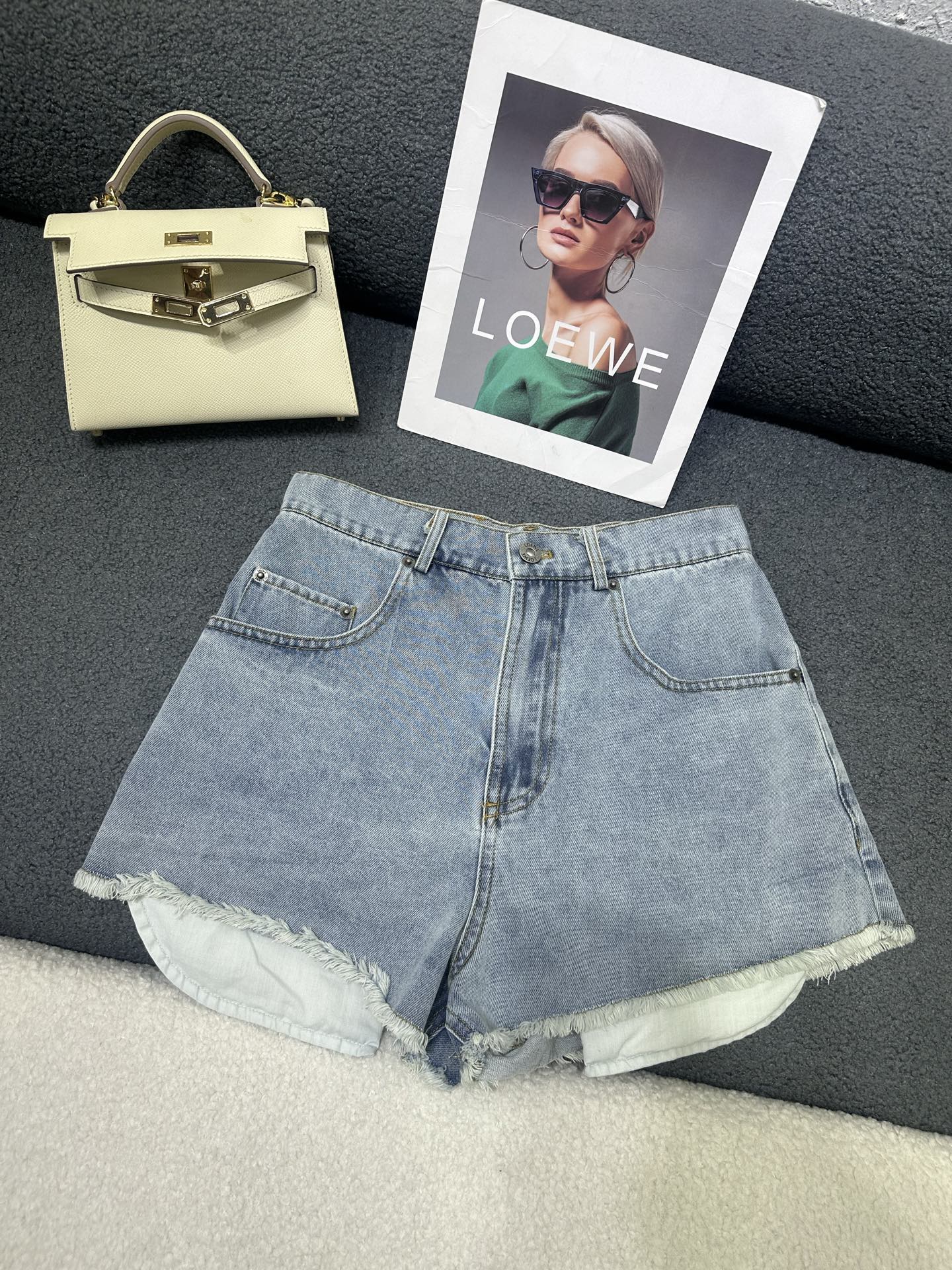 NO:834968,Loewe*2026 new summer denim shorts. Letter logo leather label decoration on the back waist. Pattern embroidery decoration on the back pocket. Customized logo button matching. Raw edge design on the bottom to increase the sense of design. The texture of absorbent denim is soft and comfortable. The version is slim and versatile. Monochrome SML,,loewe,shorts,19860909Loewe*2026夏季新款牛仔短裤 后腰头处字母logo皮标装饰 后口袋处图案刺绣装饰 定制logo纽扣搭配 下脚做毛边设计增加设计感 吸水牛仔质地柔软舒适 版型显瘦百搭 单色SML,,loewe,shorts,,Women's clothing