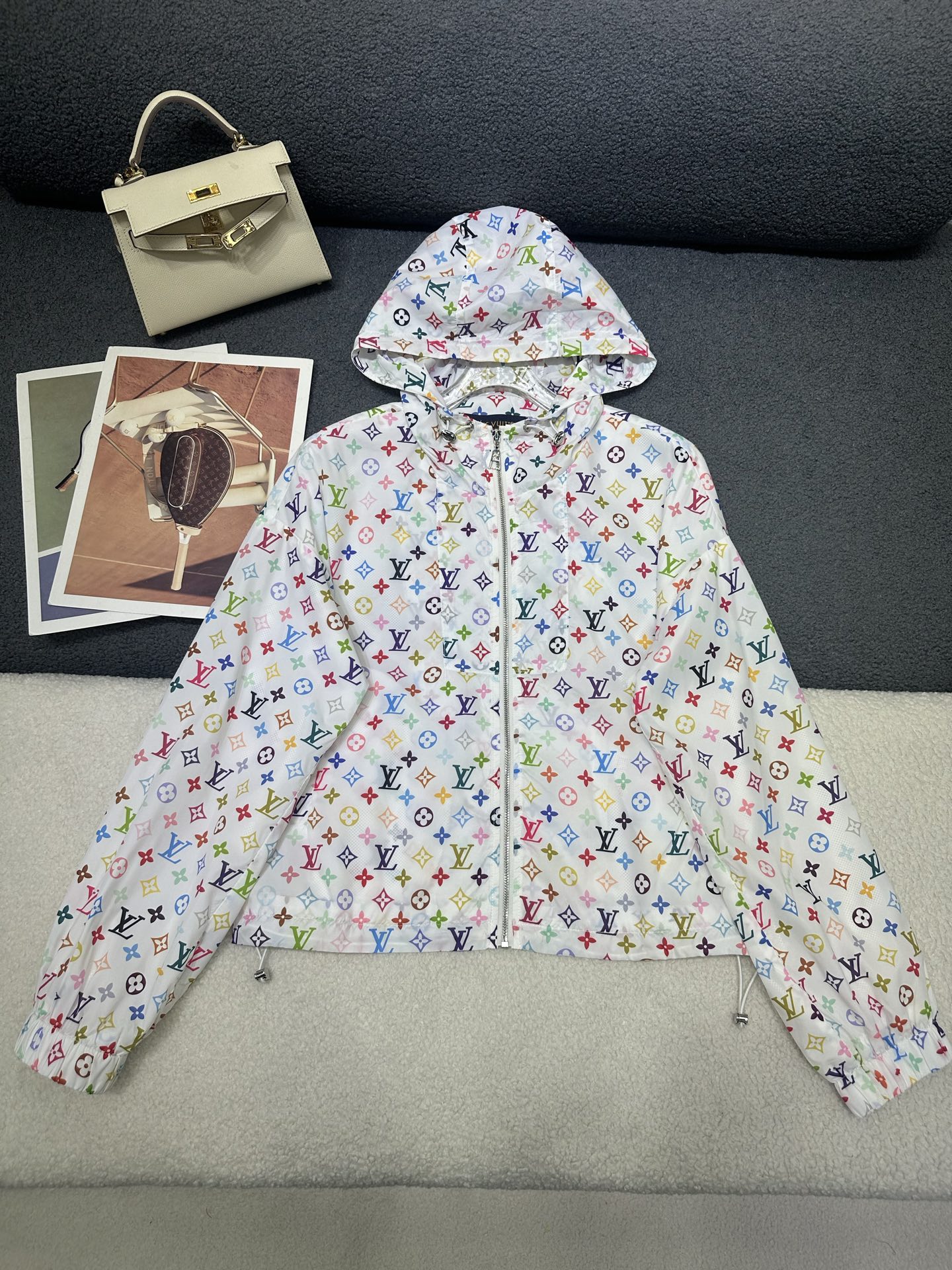 NO:834960,Louis Vuitton*2026 new summer sun protection jacket Printed pattern hooded design Metal custom zipper Customized elastic buckle Casual sports style ultra-light fabric Breathable mesh lining not stuffy High quality Two colors and three codes SML,,louis vuitton,jackets & coats,hats,19860909Louis Vuitton*2026夏季新款防晒外套 印花图案连帽设计 金属定制拉链 定制松紧扣 休闲运动风超轻薄面料 采用透气网里布不闷热 高品质 两色三码SML,,louis vuitton,jackets & coats,hats,,Women's clothing