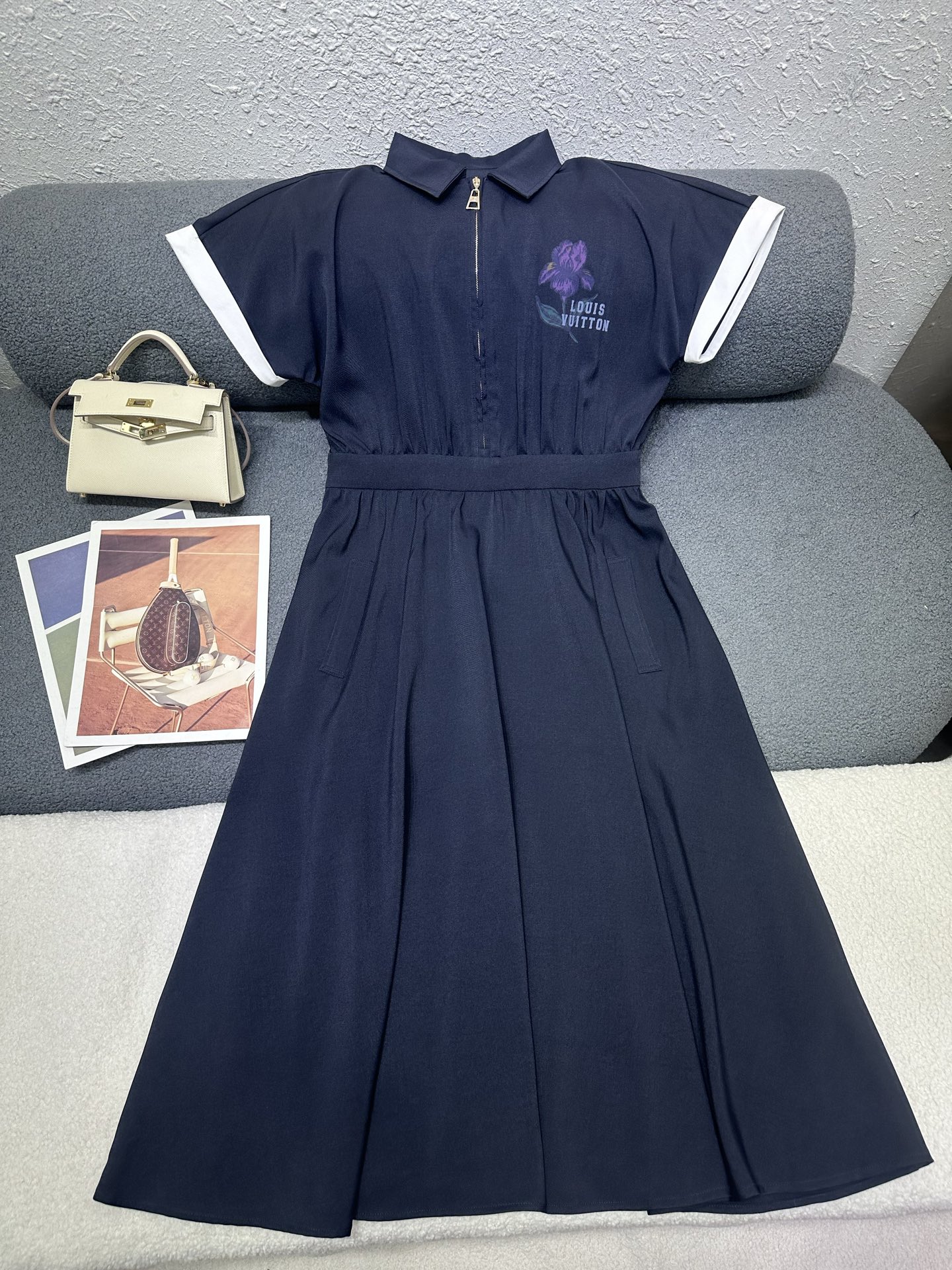 NO:833737,LouisVuitton*2026 new summer dress lapel drop shoulder design/slim and generous version/chest pattern printing/two-color SML,,louis vuitton,skirts,19860909LouisVuitton*2026夏季新款连衣裙翻领落肩设计/版型显瘦大方/胸前图案印花/两色SML,,louis vuitton,skirts,,Women's clothing
