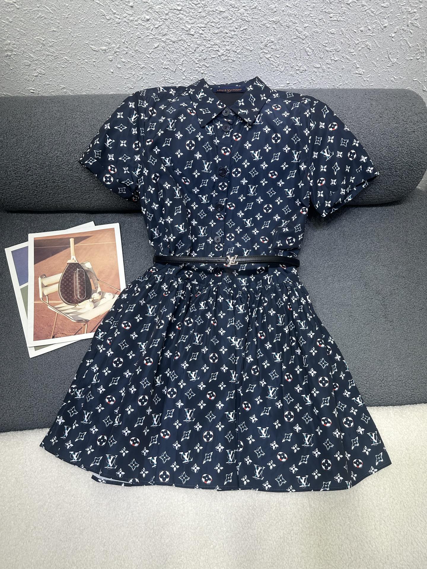 NO:839639,Louis Vuitton*2026 new summer style lapel short-sleeved dress with customized belt, all-over presbyopia logo printed fabric, hem stitching and pleated design, smooth and comfortable fabric, western style and age-reducing style, monochrome SML, Louis Vuitton, skirts, T-shirt,19860909Louis Vuitton*2026夏季新款翻领短袖连衣裙 搭配定制腰带 通体老花logo印花面料 下摆拼接压褶设计 面料顺滑舒适 版型洋气减龄 单色SML,,louis vuitton,skirts,T-shirt,,Women's clothing