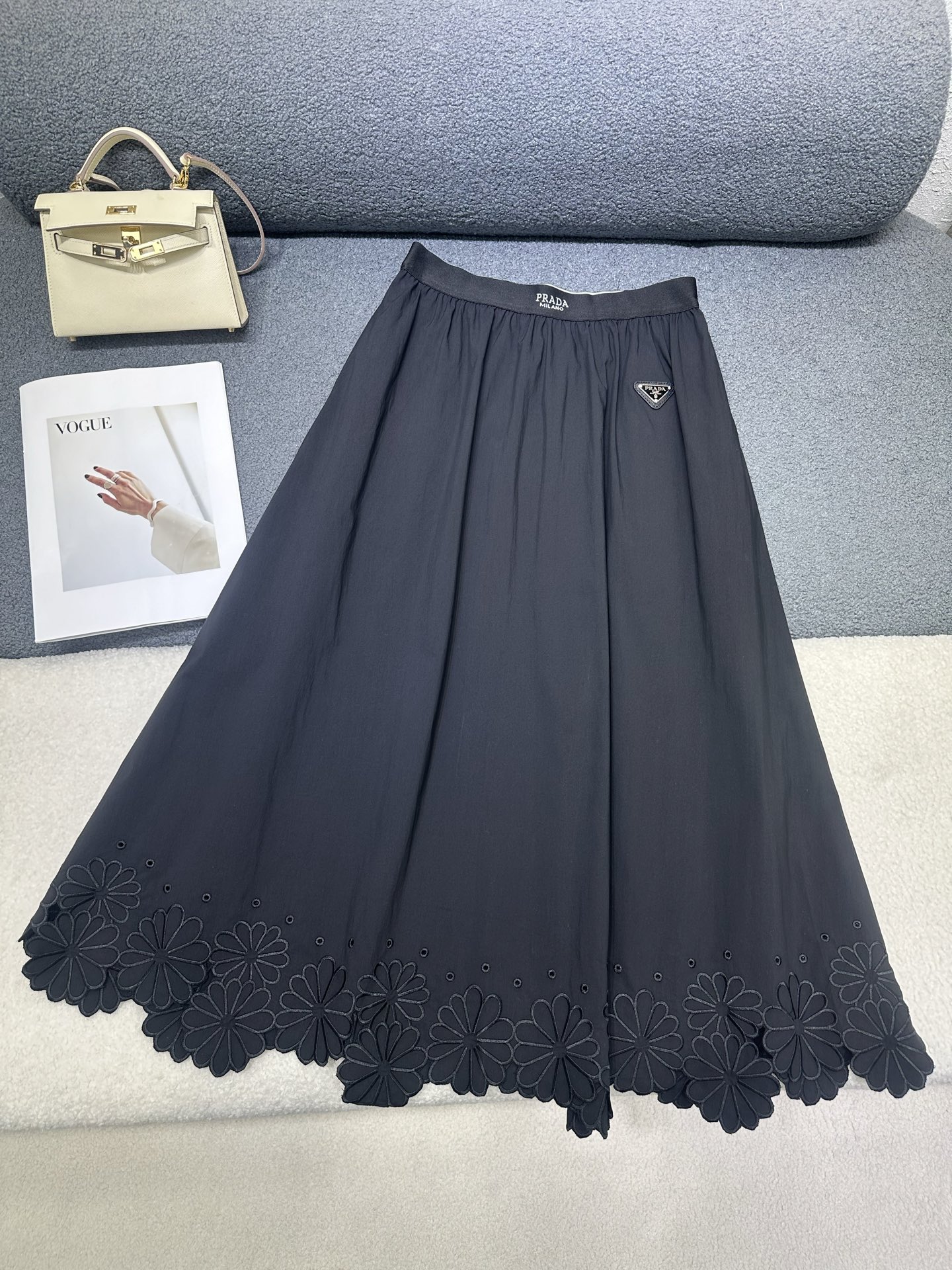 NO:834980,Prada*2026 new summer style long skirt. Classic triangle logo decoration on the side. Letter-printed webbing stitched at the waist. Embroidered flowers stitched at the hem to add a sense of design. Loose fit to cover the crotch and make you look slimmer. Two-color SML, prada, skirts,19860909Prada*2026夏季新款长款半裙 侧边经典三角标装饰 腰头拼接字母印花织带 下摆拼接刺绣花朵增加设计感 版型宽松遮胯显瘦 两色SML,,prada,skirts,,Women's clothing