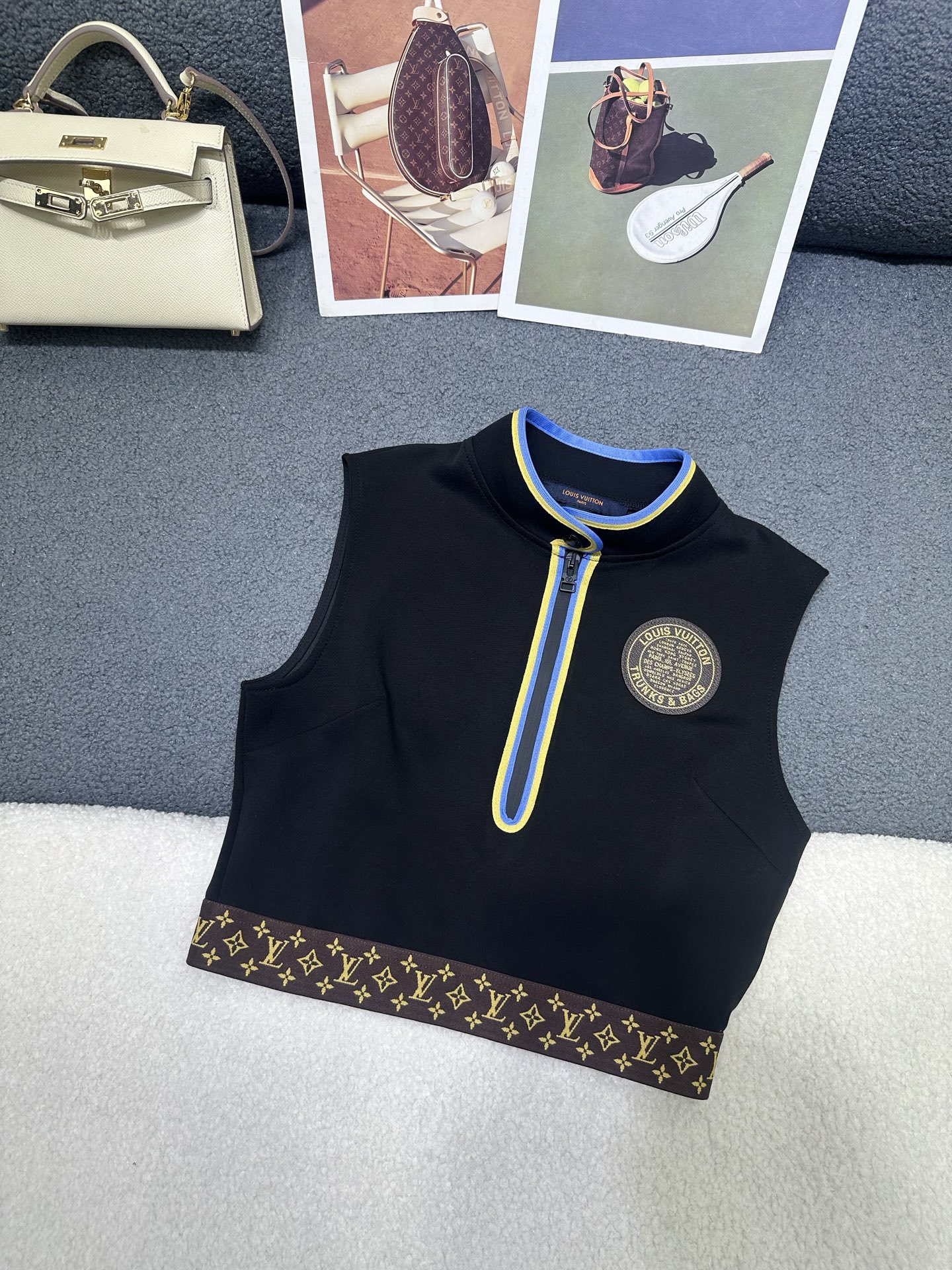 NO:834995,Louis Vuitton*2026 new summer style sleeveless top. Decorated with a round leather label with letters on the chest. Color-blocking ribbon decoration on the collar/plack. Logo printed ribbon design on the hem. Soft and comfortable fabric. Monochrome SML,,louis vuitton,19860909Louis Vuitton*2026夏季新款无袖上衣 胸前字母圆形皮标装饰 领子/门襟处做拼色织带装饰 下摆拼接logo印花织带设计 面料柔软舒适 单色SML,,louis vuitton,,Women's clothing