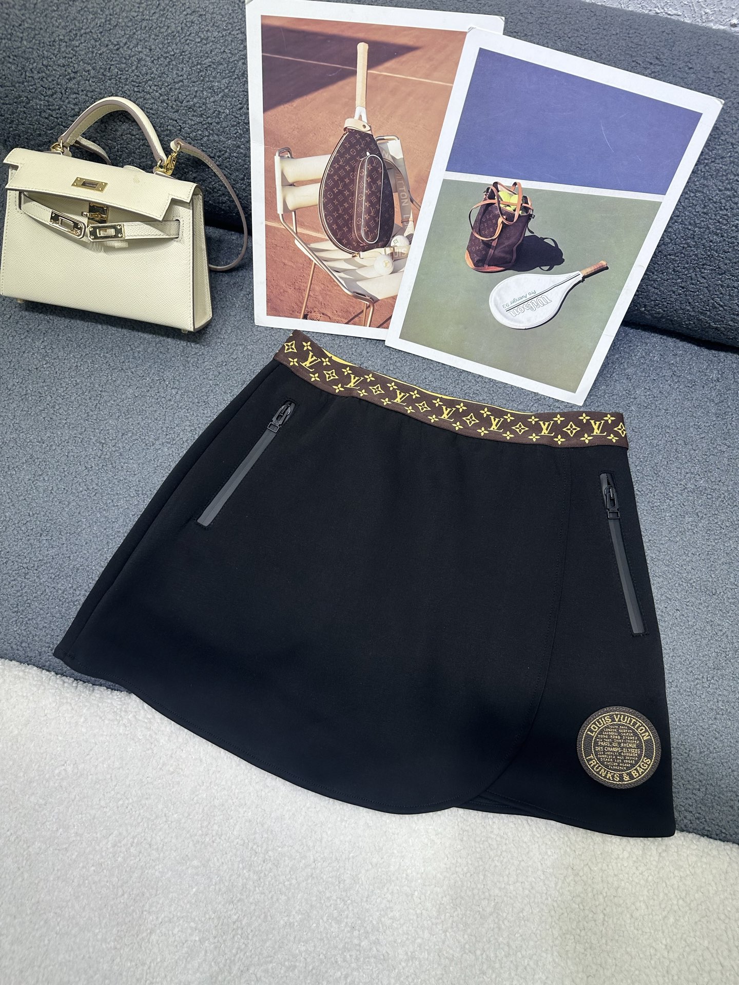 NO:834990,Louis Vuitton*2026 new summer style short culottes. Decorated with letter circular pattern leather label at the hem. Logo printed ribbon decoration at the waist. Laptop design adds layering. Versatile and casual style. Monochrome SML, Louis Vuitton, skirts,19860909Louis Vuitton*2026夏季新款短款裤裙 下摆处字母圆形图案皮标装饰 腰头拼接logo印花织带装饰 做搭片设计增加层次感 版型百搭休闲 单色SML,,louis vuitton,skirts,,Women's clothing