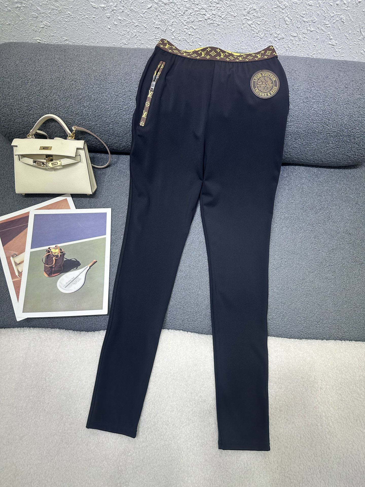 NO:835644,Louis Vuitton*2026 new summer style bottoming yoga pants. Side letters are decorated with circular pattern leather labels. Waistband is spliced ​​with logo printed webbing design. Customized leather strip decoration at side pockets. Glue zipper design at breech. The version is slim and slim. The fabric is soft and comfortable. Monochrome SML,, louis vuitton,19860909Louis Vuitton*2026夏季新款打底瑜伽裤 侧边字母圆形图案皮标装饰 腰头拼接logo印花织带设计 侧边口袋处定制皮质条形装饰 臀位处做胶质拉链设计 版型显瘦修身 面料柔软舒适 单色SML,,louis vuitton,,Women's clothing