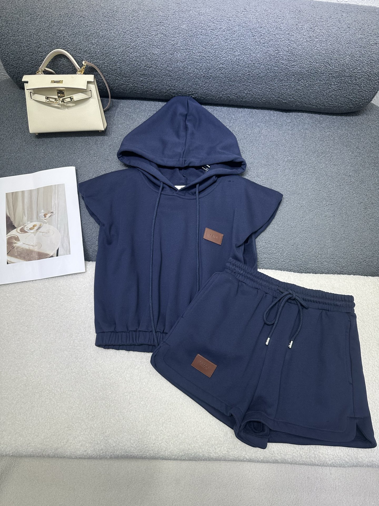 NO:835632,Fendi*2026 new summer suit, hooded small flying sleeve top in store, chest/shorts side flat letter logo leather label decoration, top hem with elastic design, cotton fabric is breathable and textured, style is modern and casual, two-color SML,,fendi,shorts,hats,19860909Fendi*2026夏季新款套装 连帽小飞袖上衣店里 胸前/短裤侧扁字母logo皮标装饰 上衣下摆做橡筋设计 棉质面料透气有质感 版型洋气休闲 两色SML,,fendi,shorts,hats,,Women's clothing