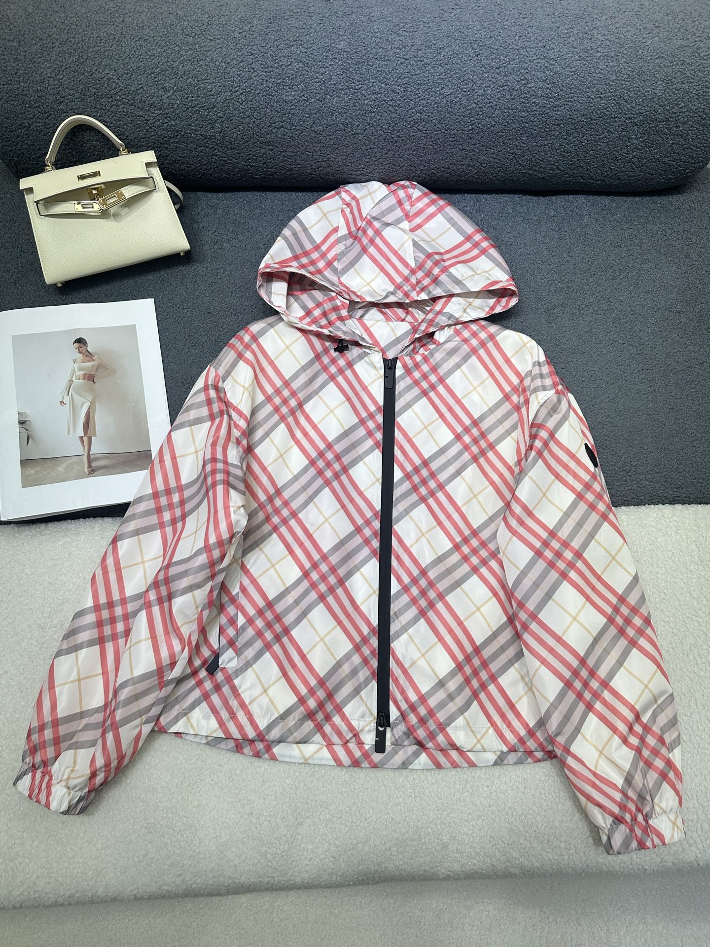 NO:835612,Burberr*26 new jacket/hat design/unconventional style, handsome and fashionable/customized fabric with light and delicate texture, casual fit, versatile upper body, slimmer and taller/monochrome SML,,burberry,jackets & coats,jackets & coats,hats,19860909Burberr*26新款夹克外套/帽子设计/不挑人版型帅气又时髦/定制面料质感轻盈细腻,休闲版型百搭上身显瘦又高挑/单色SML,,burberry,jackets & coats,jackets & coats,hats,,Women's clothing