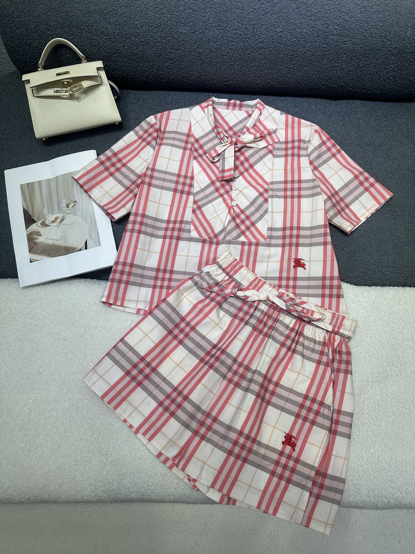 NO:835605,Burberr*26 new suit/pattern embroidery decoration/button customization Log/handsome and fashionable version/customized fabric texture is light and delicate/casual style/high quality/monochrome SML,,burberry,19860909Burberr*26新款套装/图案刺绣装饰/纽扣定制Log /版型帅气又时髦/定制面料质感轻盈细腻/休闲款/高品质/单色SML,,burberry,,Women's clothing