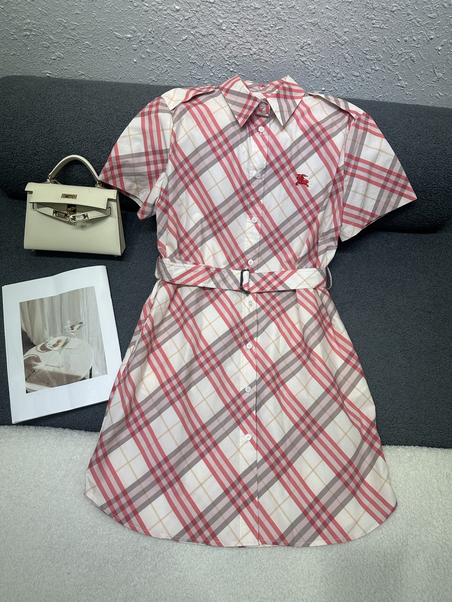 NO:835618,Burberr*26 new dress/pattern embroidery decoration/button customization Log/handsome and fashionable version/customized fabric texture is light and delicate/casual style/high quality/monochrome SML,,burberry,skirts,19860909Burberr*26新款连衣裙/图案刺绣装饰/纽扣定制Log /版型帅气又时髦/定制面料质感轻盈细腻/休闲款/高品质/单色SML,,burberry,skirts,,Women's clothing