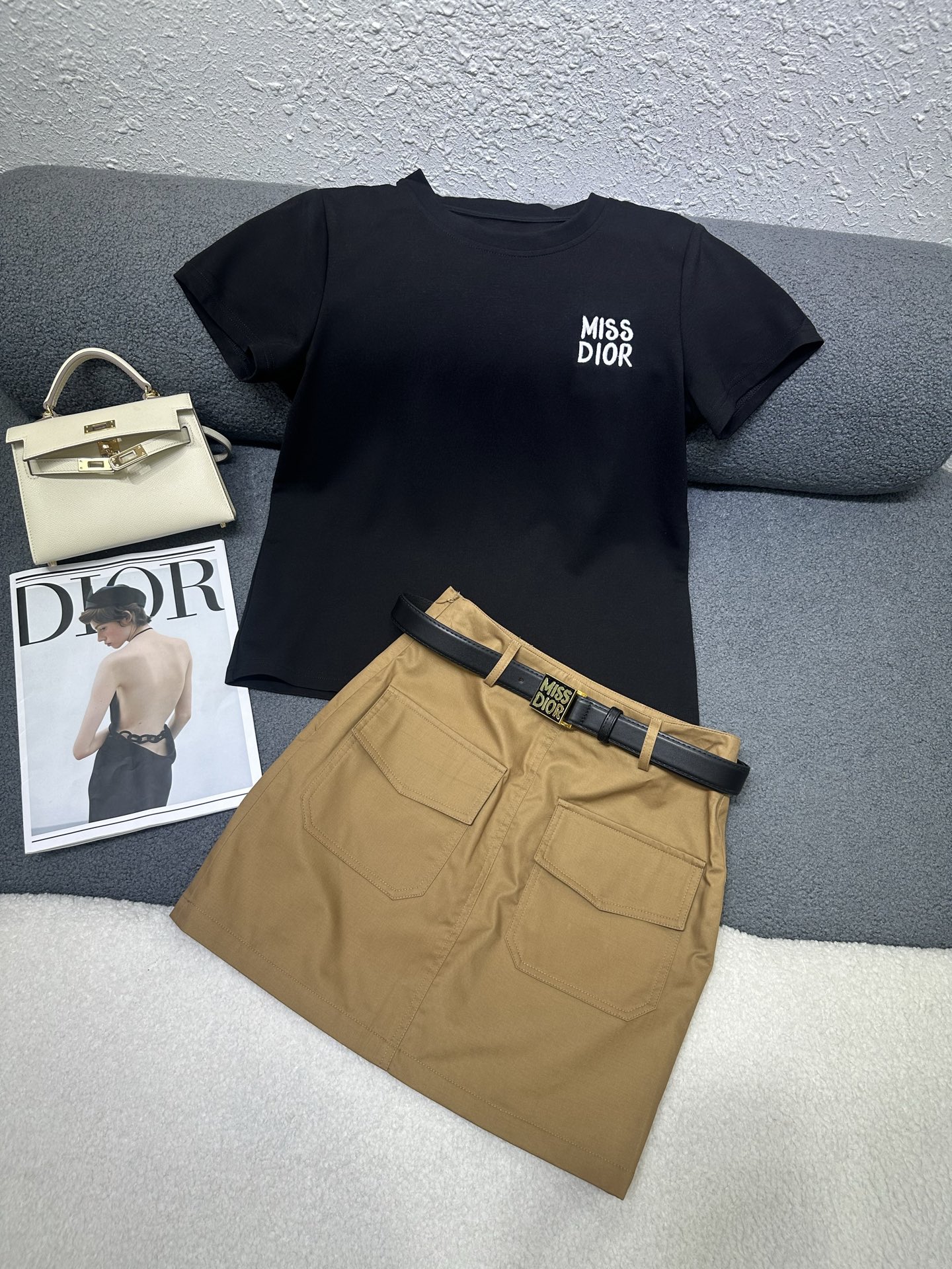NO:836298,Dior*2026 new summer suit, round neck, short-sleeved T-shirt, short bag skirt, letter logo embroidery decoration on the chest, with customized belt, two pocket decorations on the skirt, simple and versatile version, two-color SMLXL, dior, skirts, T-shirt, tees, t-shirt,19860909Dior*2026夏季新款套装 圆领短袖T恤短款包裙 胸前字母logo刺绣装饰 搭配定制腰带 半裙两处口袋装饰 版型简洁百搭 两色SMLXL,,dior,skirts,T-shirt,tees，t-shirt,,Women's clothing