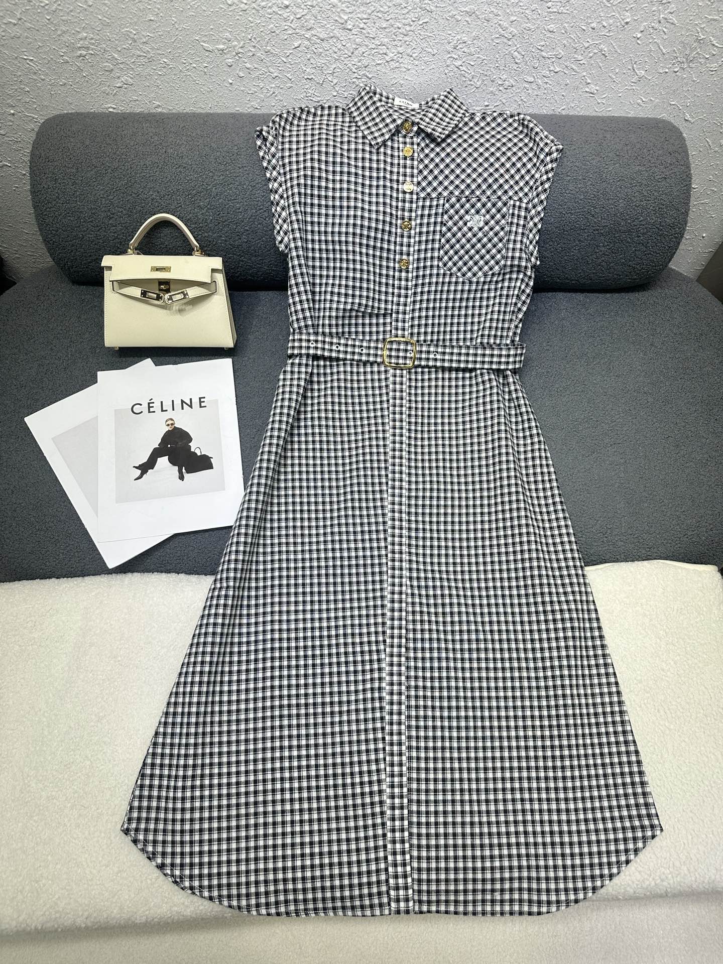 NO:836321,Celine*2026 new summer style sleeveless dress. Arc de Triomphe embroidery decoration on the chest pocket. Matched with a genuine cloth belt. Customized logo metal buckle/button matching. The curved tailoring design of the hem adds a sense of layering. The whole-body plaid cotton fabric is comfortable and breathable. Monochrome SML,,celine,skirts,19860909Celine*2026夏季新款无袖连衣裙 胸前口袋处凯旋门刺绣点缀装饰 搭配本布腰带 定制logo金属扣头/纽扣搭配 下摆弧形剪裁设计增加层次感 通体格纹棉质面料舒适透气 单色SML,,celine,skirts,,Women's clothing