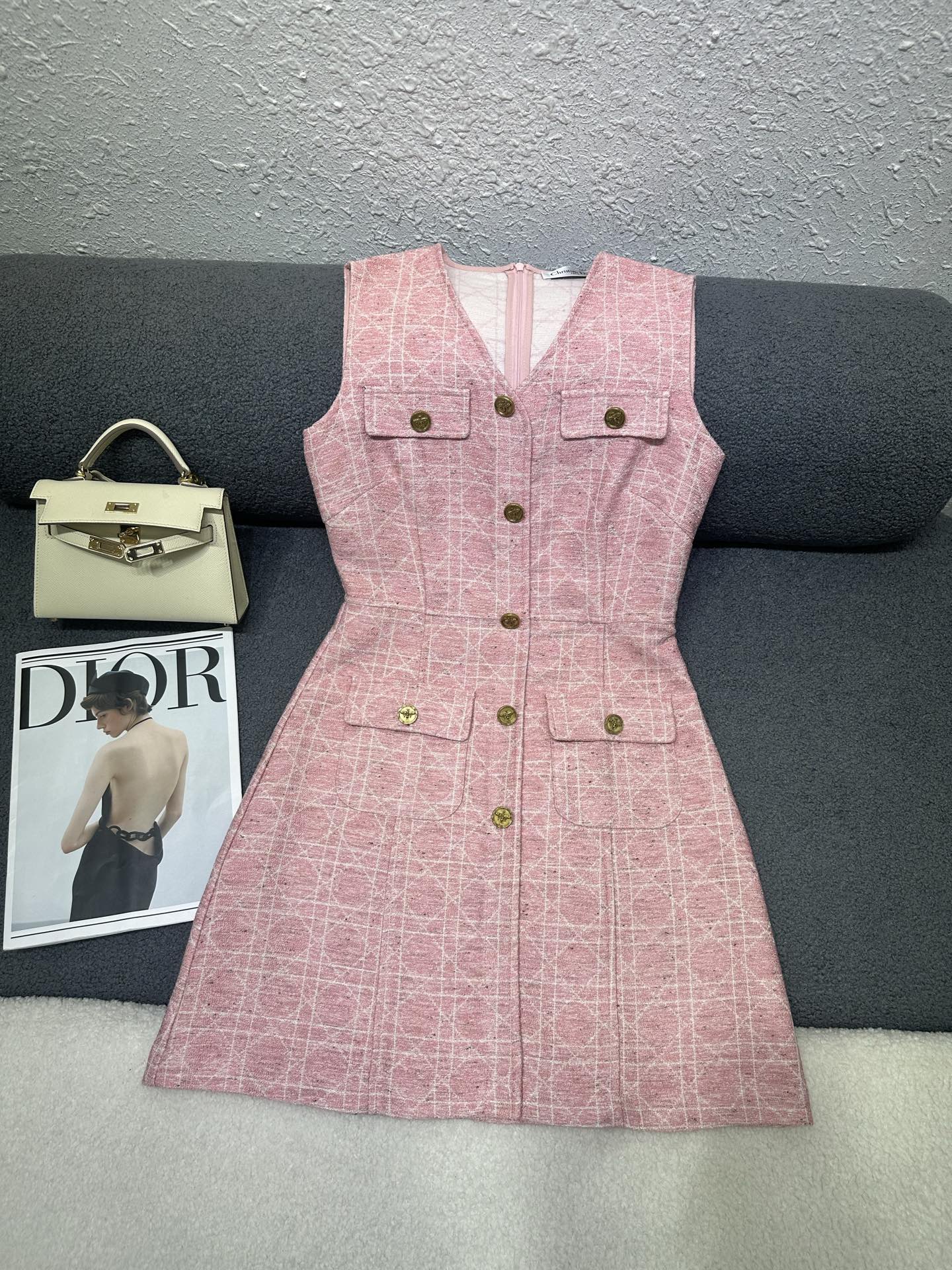 NO:836310,Dior*2026 new summer sleeveless dress. All-over cannage pattern woolen fabric. Customized bee metal buttons. Zipper design on the back. Excellent fabric texture. Slight waist design on the waist. Pink is super suitable for summer. Monochrome SM L,, dior, skirts,19860909Dior*2026夏季新款无袖连衣裙 通体藤格纹粗纺面料 定制小蜜蜂金属纽扣搭配 后背做拉链设计 面料质感极佳 腰部做微微收腰设计 粉色超适配夏季 单色SM L,,dior,skirts,,Women's clothing