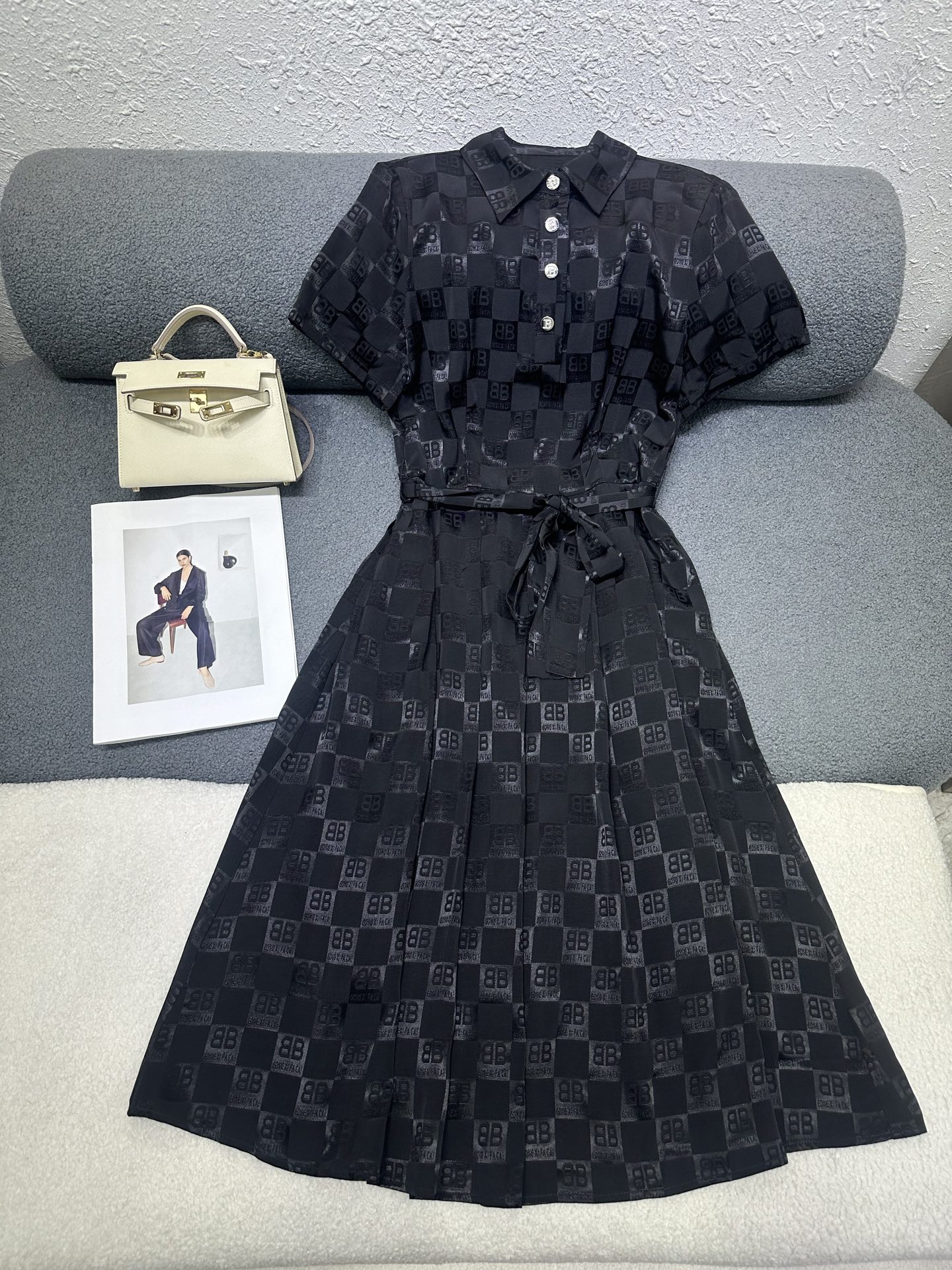 NO:836339,Balenciaga*2026 summer new style lapel short-sleeved dress all over printed double B dark pattern jacquard fabric Polo collar half-open button design neat and elegant, with original fabric belt large skirt hidden flesh slimming fabric smooth and comfortable daily commuting essential item two-color SML,,balenciaga,skirts,T-shirt,19860909Balenciaga*2026夏季新款翻领短袖连衣裙通体满印双B暗纹提花面料Polo领半开扣设计利落显气质搭配本布腰带大裙摆藏肉显瘦面料顺滑舒适日常通勤必备单品两色SML,,balenciaga,skirts,T-shirt,,Women's clothing