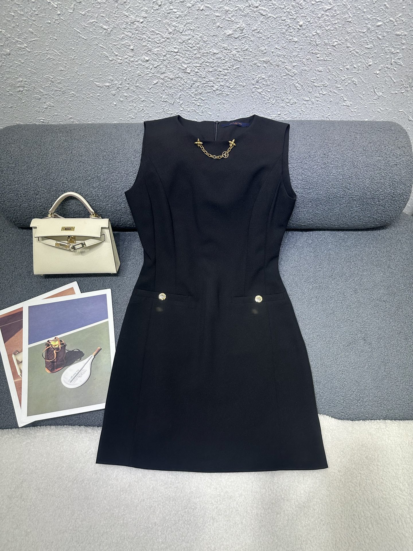 NO:839623,Louis Vuitton*2026 new summer sleeveless dress. Customized pattern metal chain decoration on the neckline. Zipper design on the back. Thin suit fabric feels comfortable. It is a very elegant style. Monochrome SML,,louis vuitton,skirts,business suit,19860909Louis Vuitton*2026夏季新款无袖连衣裙 领口处定制图案金属链条装饰 后背处做拉链设计 薄款西装面料手感舒适 是极具气质的一款 单色SML,,louis vuitton,skirts,business suit,,Women's clothing