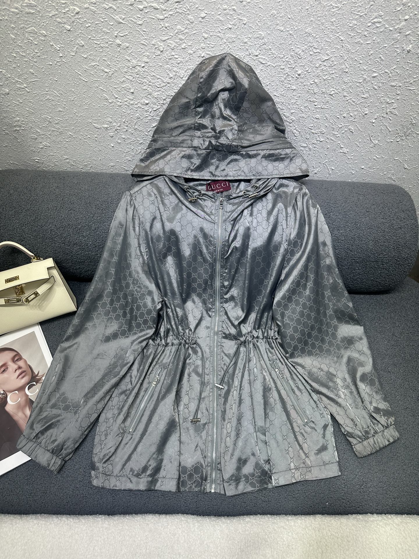 NO:839036,GUCCI/2026 new spring and summer hooded anti-spill jacket, high quality jacquard fabric, casual and loose fit, drawstring waist design, side zipper pockets, 2 colors SML,,gucci,jackets & coats,hats,19860909GUCCI/2026春夏新款连帽防洒外套、提花面料高品质,休闲宽松版型,采用抽绳式收腰设计,侧边拉链口袋,2色SML,,gucci,jackets & coats,hats,,Women's clothing