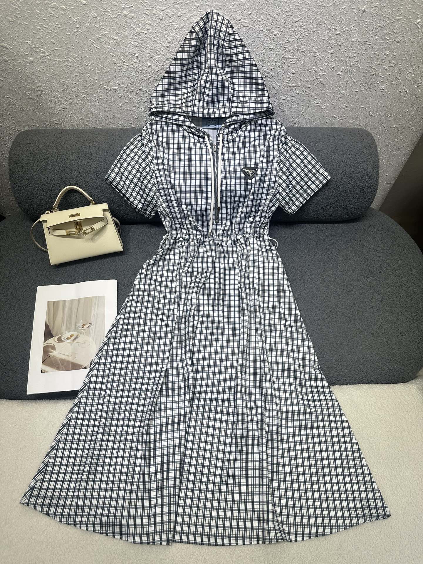 NO:841516,PRADA/Prada 2026 new summer casual dress, half-zip hooded design, classic small A version to create an age-reducing cool and handsome girl style. Sewing triangle logo, drawstring waist, plaid custom fabric is soft and comfortable, single color SML,, prada, prada, skirts, hats,19860909PRADA/普拉达2026夏季新款休闲连衣裙,半拉链连帽设计,经典小A版型打造减龄酷帅少女风.缝制三角标,抽绳收腰,格纹定制面料柔软舒适,单色SML,,prada,prada,skirts,hats,,Women's clothing