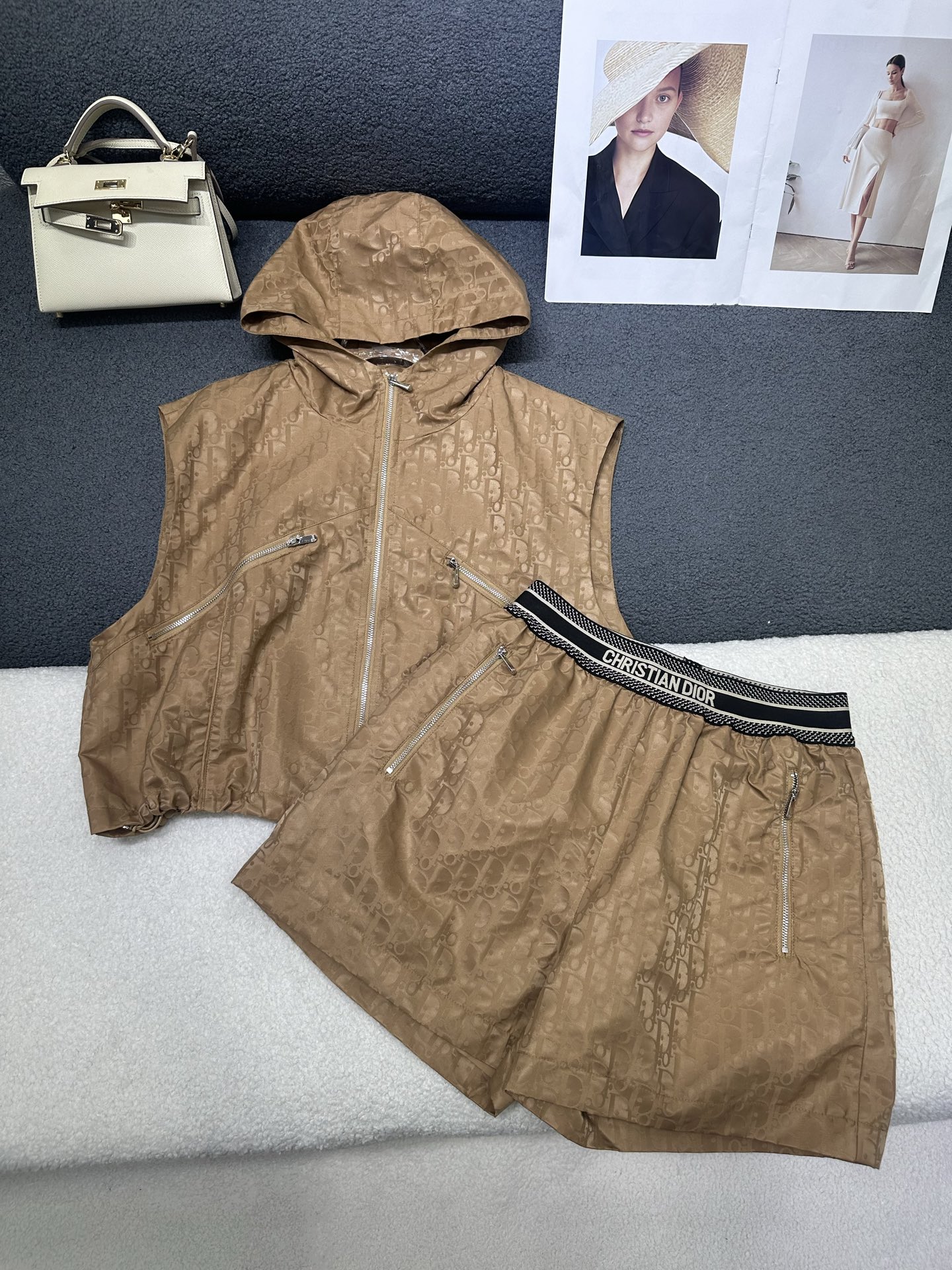 NO:837077,Dior/2026 new summer suit, hooded vest style zipper pocket design, jacquard custom fabric high-end and elegant, with webbing elastic waist shorts casual trend 2 colors SML,, dior, shorts, hats,19860909Dior/2026夏装新款套装,连帽马甲款拉链口袋设计,提花定制面料高端大气,搭配织带松紧腰短裤休闲潮流 2色SML,,dior,shorts,hats,,Women's clothing