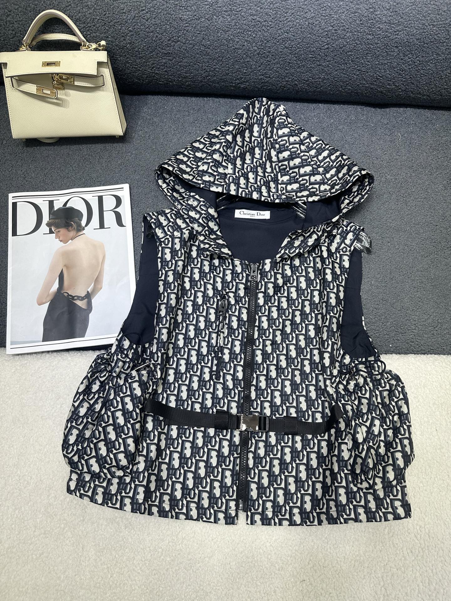 NO:837025,Dior*2026 new summer hooded sleeveless jacket, all-over presbyopia logo jacquard fabric, letter printed webbing decoration on the back, with customized buckle, full of western style, single color SML,, dior, jackets & coats, hats,19860909Dior*2026夏季新款连帽无袖外套 通体老花logo提花面料 后背处字母印花织带装饰 搭配定制扣带 版型洋气十足 单色SML,,dior,jackets & coats,hats,,Women's clothing