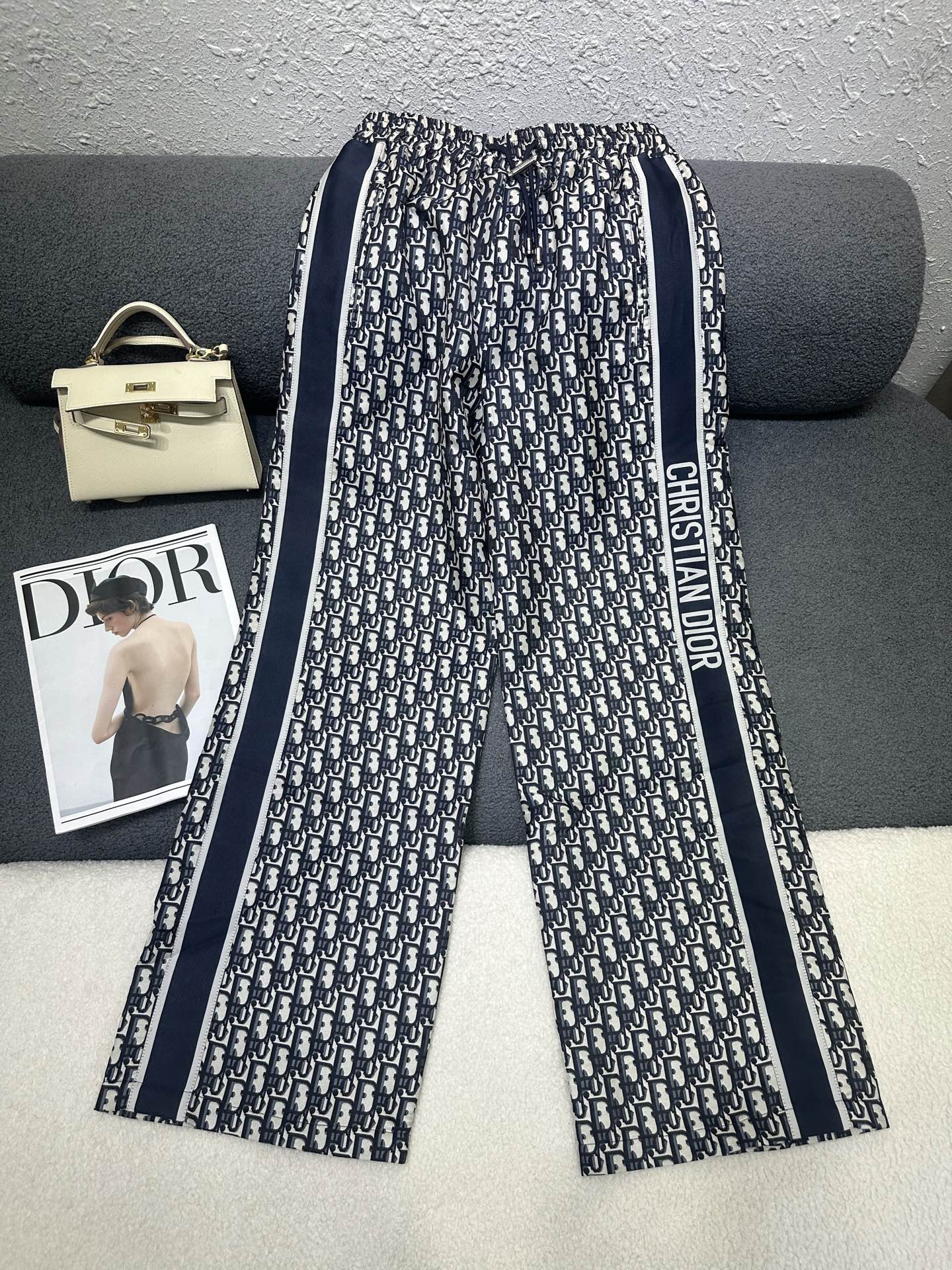 NO:837019,Dior*2026 new summer straight trousers, all-over presbyopia logo jacquard fabric, side spliced ​​letter printed webbing decoration, full of light luxury, single color SML,, dior,19860909Dior*2026夏季新款直筒长裤 通体老花logo提花面料 侧边拼接字母印花织带装饰轻奢感十足 单色SML,,dior,,Women's clothing
