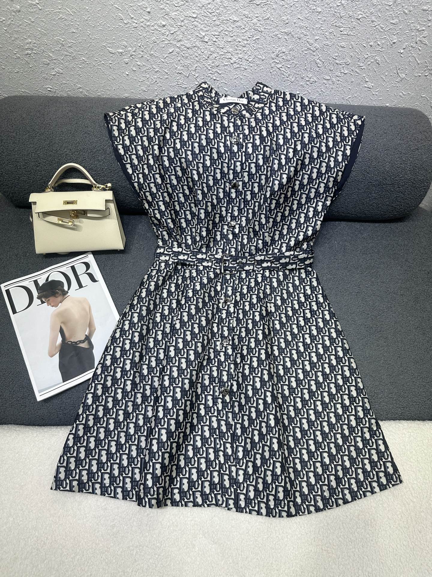 NO:837035,Dior*2025 new summer sleeveless dress, all-over presbyopia logo jacquard fabric, matched with original cloth belt, customized logo buttons/buttons, full of light luxury, classic and versatile version, single color SML, dior, skirts,19860909Dior*2025夏季新款无袖连衣裙 通体老花logo提花面料 搭配本布腰带 定制logo纽扣/扣头搭配轻奢感十足 版型经典百搭 单色SML,,dior,skirts,,Women's clothing