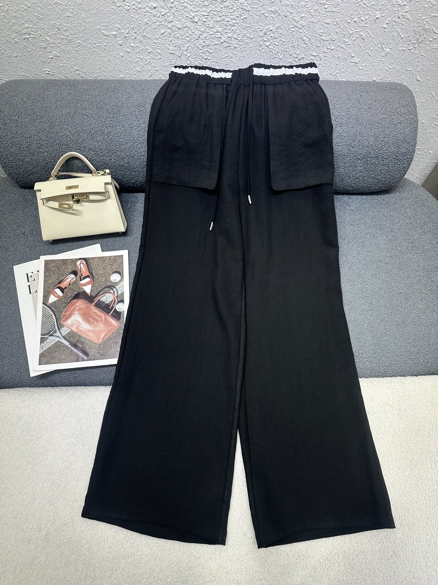 NO:837004,MiuMiu*2026 new summer straight trousers. The striped fabric is spliced ​​at the waist to increase the design. The letter logo is decorated on the back pocket. Two large pockets are decorated. The fabric feels soft and comfortable. The version is simple and versatile. Three colors SML,,miumiu,19860909MiuMiu*2026夏季新款直筒长裤 腰头处拼接条纹面料增加设计感 后口袋处字母logo小标装饰 两处大口袋装饰设计 面料手感柔软舒适 版型简洁百搭 三色SML,,miumiu,,Women's clothing