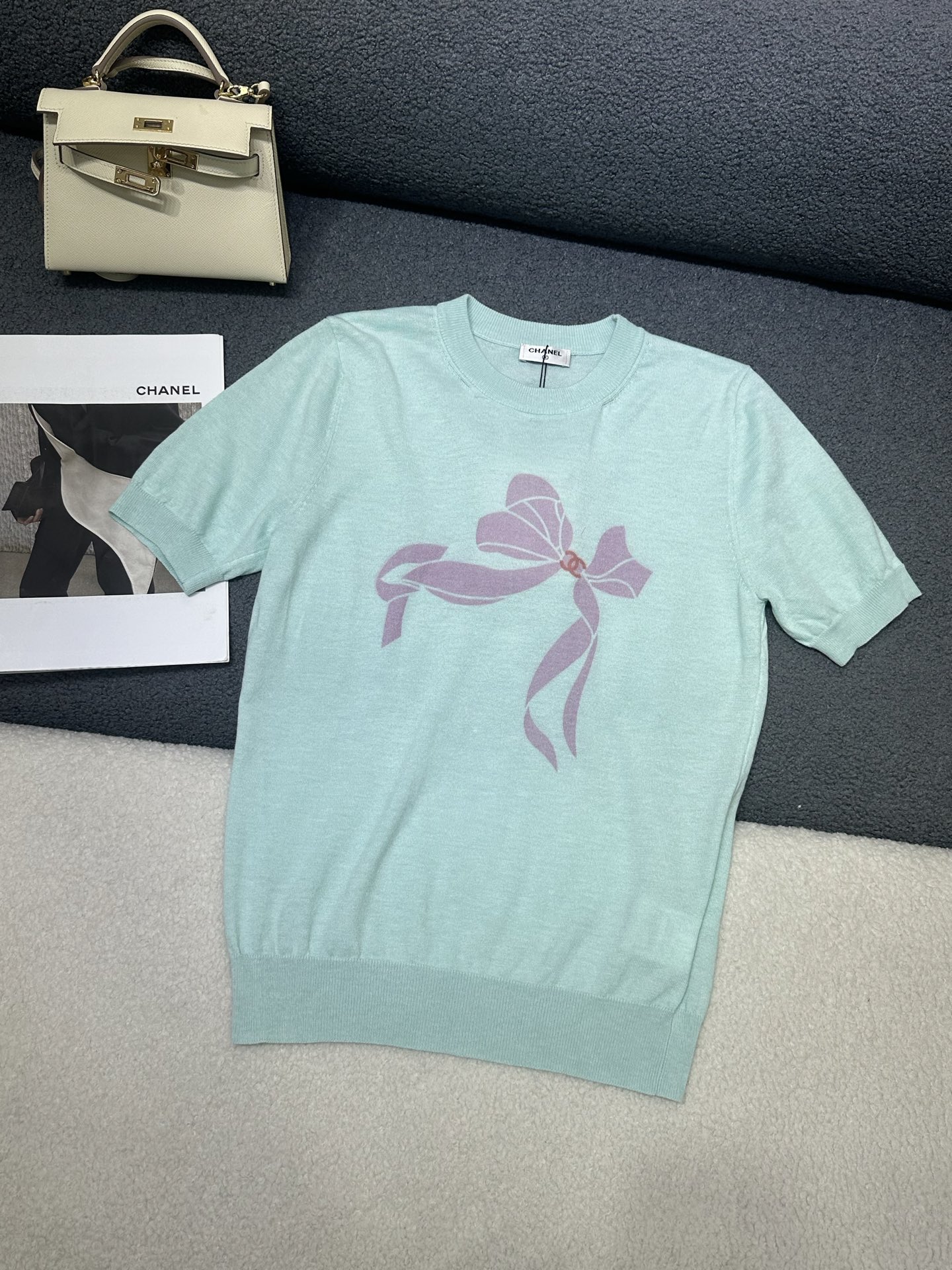 NO:836996,Chanel*2026 new summer style round neck knitted short sleeves. Made of bow pattern printed fabric. The knitted fabric feels soft and delicate. The shape is slim and versatile. Two-color SML, chanel, T-shirt,19860909Chanel*2026夏季新款圆领针织短袖 采用蝴蝶结图案印花面料 针织面料手感柔软细腻 版型显瘦百搭 两色SML,,chanel,T-shirt,,Women's clothing