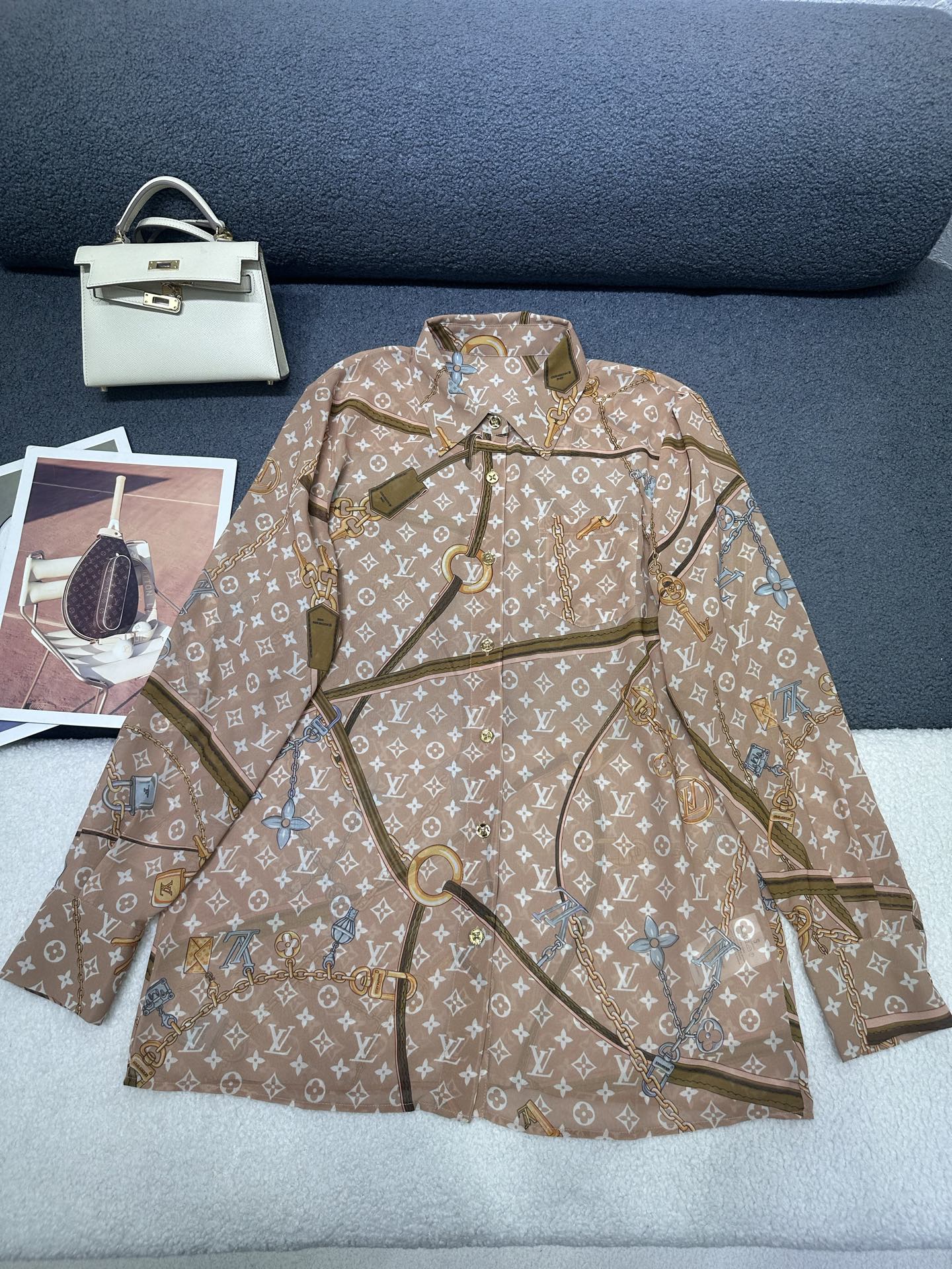 NO:837018,LV*2026 new summer long-sleeved shirt, new printed fabric, loose and comfortable fit, light and breathable fabric, two-color SML, Louis Vuitton,19860909LV*2026夏季新款长袖衬衣 新款印花面料 版型宽松舒适 面料轻薄透气 两色SML,,louis vuitton,,Women's clothing