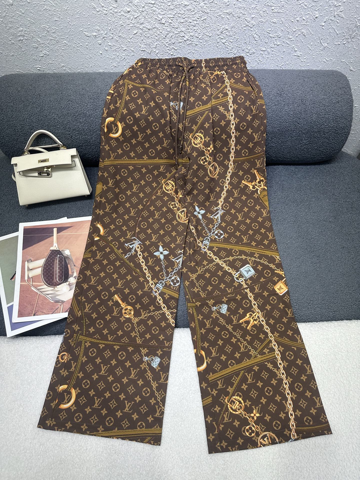 NO:837014,LV*2026 new summer straight trousers printed fabric, loose and comfortable fit, light and breathable fabric, two-color SML, Louis Vuitton,19860909LV*2026夏季新款直筒长裤印花面料 版型宽松舒适 面料轻薄透气 两色SML,,louis vuitton,,Women's clothing