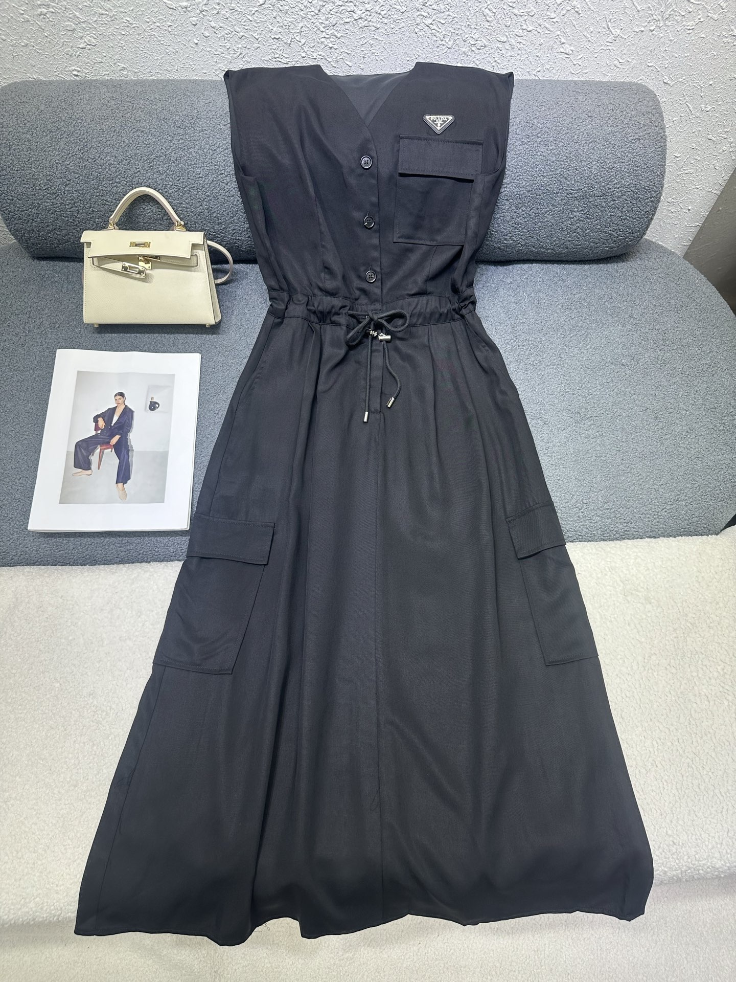 NO:837097,PRADA/2026 new summer sleeveless dress minimalist style design/elastic waist with adjustable waist effect, the upper body effect is very slimming and easy to wear. Two colors SML, prada, skirts,19860909PRADA/2026夏季新款无袖连衣裙极简风设计/松紧腰可调收腰效果,版型上身效果非常显瘦不挑身材穿 两色SML,,prada,skirts,,Women's clothing