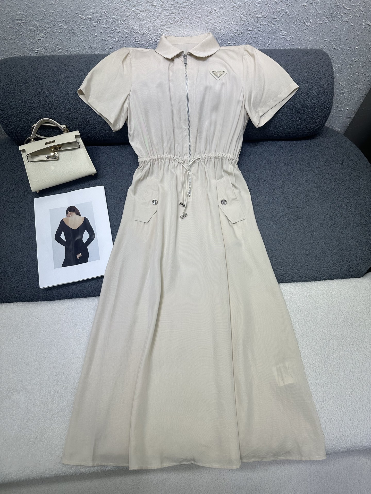 NO:837087,PRADA/Prada 2026 new summer dress, lapel zipper splicing fabric advanced customization/classic triangle decoration/elastic waist design, 2 side pockets casual and generous/two-color SML,, prada, prada, skirts,19860909PRADA/普拉达2026夏季新款连衣裙,翻领拉链拼接面料高级定制/经典三角牌装饰/松紧腰设计,2侧插兜口袋休闲大方/两色SML,,prada,prada,skirts,,Women's clothing