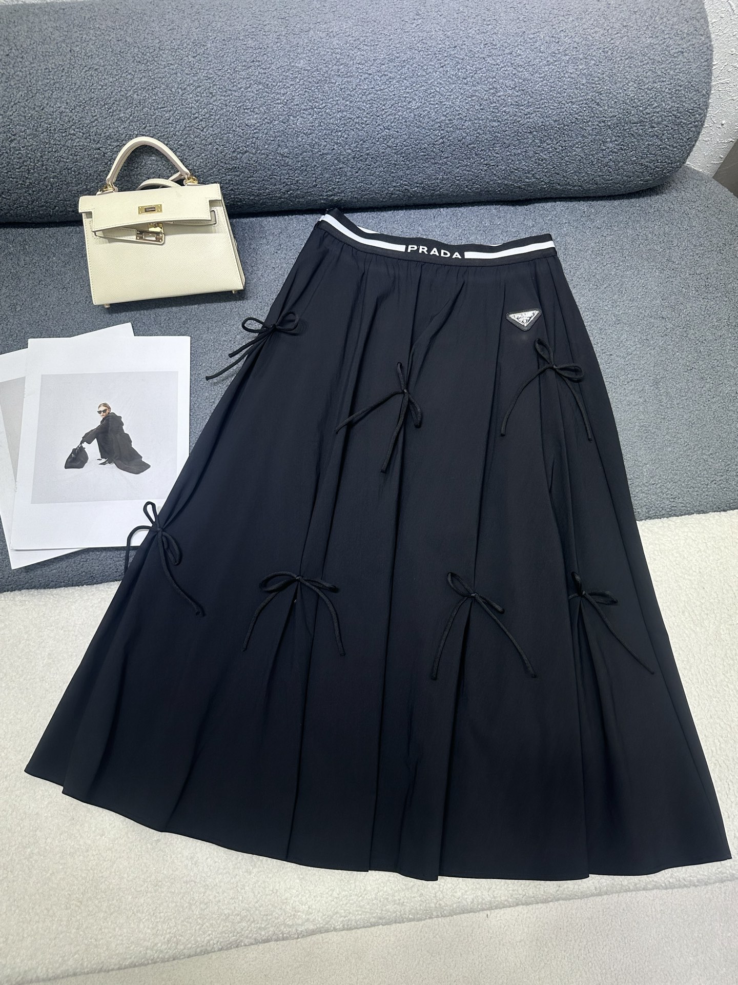 NO:836988,Prada*2026 new summer long skirt. Classic triangle logo decoration on the side pockets. Letter-printed webbing stitched at the waist. Bow decoration adds to the design to reduce age. Loose version to cover the crotch and make you look slimmer. Two-color SML, prada, skirts,19860909Prada*2026夏季新款长款半裙 侧边口袋处经典三角标装饰 腰头拼接字母印花织带 搭配蝴蝶结装饰增加设计减龄感 版型宽松遮胯显瘦 两色SML,,prada,skirts,,Women's clothing