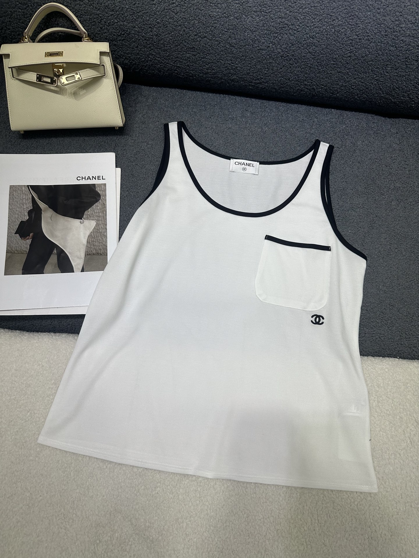 NO:837759,Chanel*2026 new summer camisole. Double C embroidery decoration under the pocket. Color matching design on the collar/cuffs/pockets. The fabric is light and breathable. The version is simple and versatile. Two-color SML,,chanel,19860909Chanel*2026夏季新款吊带背心 口袋下面双C刺绣装饰 领口/袖口/口袋处做拼色设计 面料轻薄透气 版型简洁百搭 两色SML,,chanel,,Women's clothing