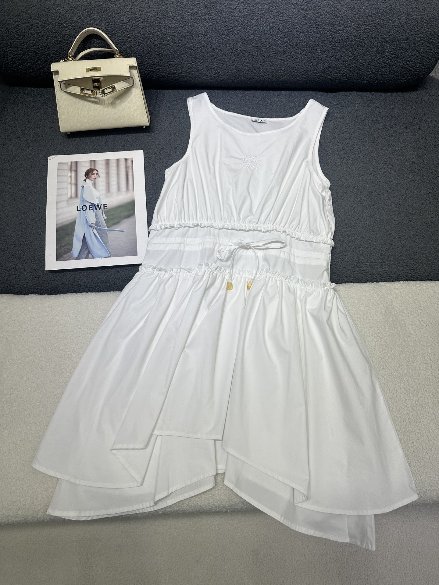 NO:837747,Loewe*2026 new summer style sleeveless dress. Classic pattern embroidery decoration on the chest. Irregular cutting design on the hem to increase the sense of layering. The design is very stylish. The fabric is comfortable and breathable. Two-color SML,,loewe,skirts,19860909Loewe*2026夏季新款无袖连衣裙 胸前经典图案刺绣装饰 下摆做不规则剪裁设计增加层次感 版型极具设计感面料舒适透气 两色SML,,loewe,skirts,,Women's clothing
