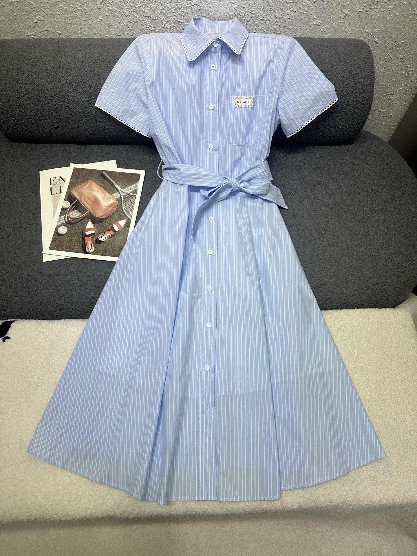 NO:839649,MiuMiu*2026 new summer style lapel short-sleeved dress. Decorated with letter logo and small mark on the chest pocket. Matched with a genuine cloth belt. The collar/cuffs are spliced ​​with lace to add a sense of design. The blue vertical striped fabric is eye-catching and refreshing. The version is simple and versatile. Monochrome SML,,miumiu,skirts,T-shirt,19860909MiuMiu*2026夏季新款翻领短袖连衣裙 胸前口袋处字母logo小标装饰 搭配本布腰带 领子/袖口拼接蕾丝增加设计感通体蓝色竖条纹面料吸睛清爽 版型简洁百搭 单色SML,,miumiu,skirts,T-shirt,,Women's clothing